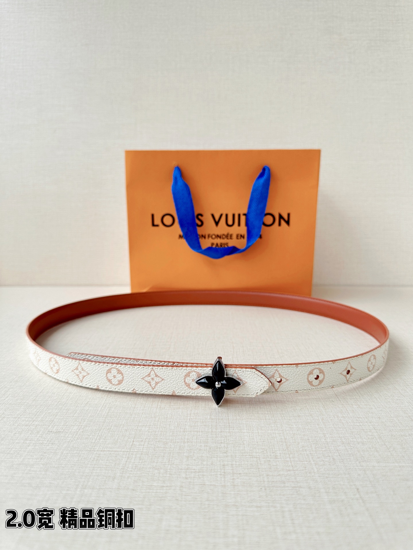 2.0宽LV Mini Flowergram 双面腰带取材 Monogram 帆布和缝线皮革，以尖瓣 M
