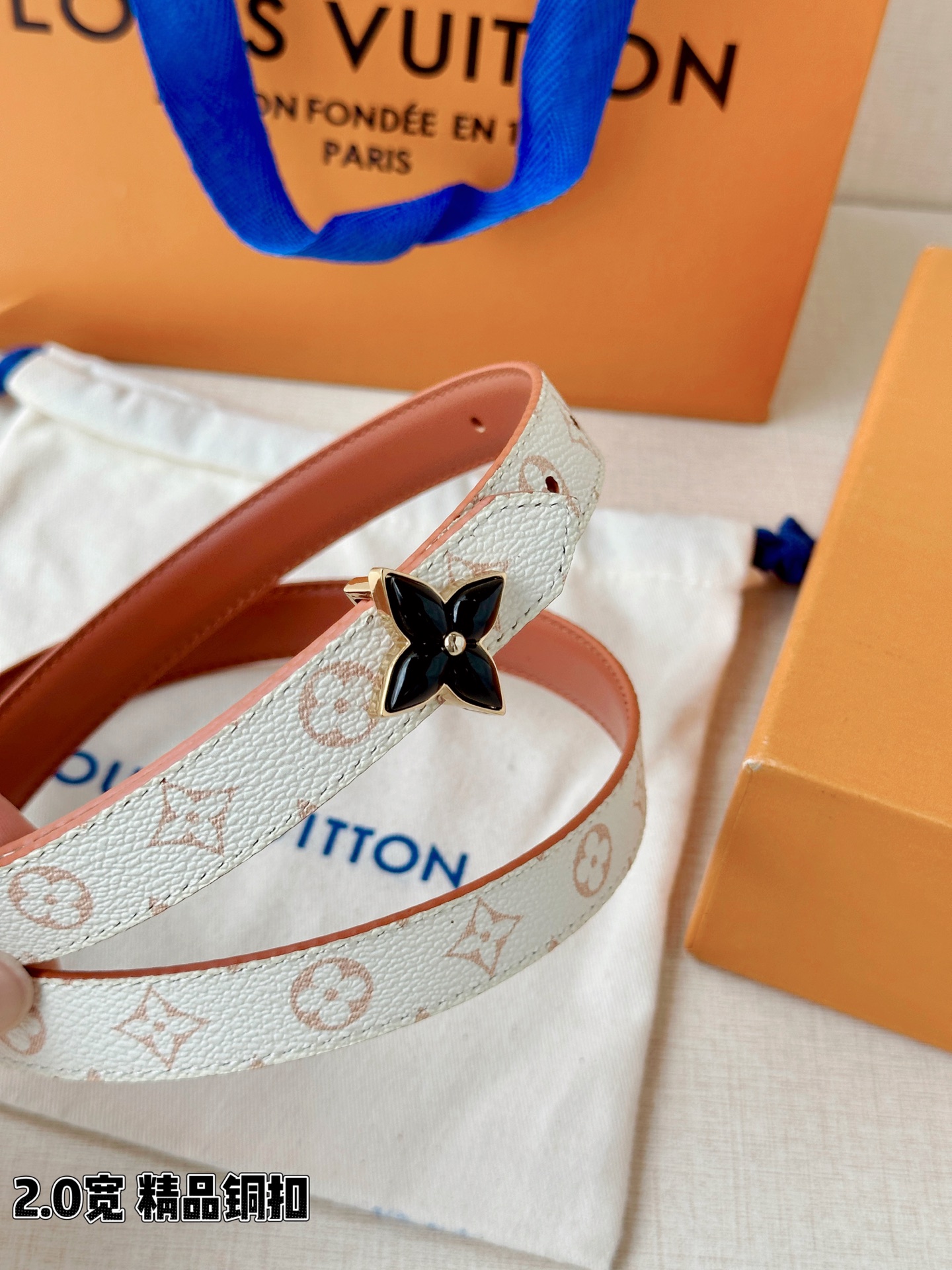 2.0宽LV Mini Flowergram 双面腰带取材 Monogram 帆布和缝线皮革，以尖瓣 M