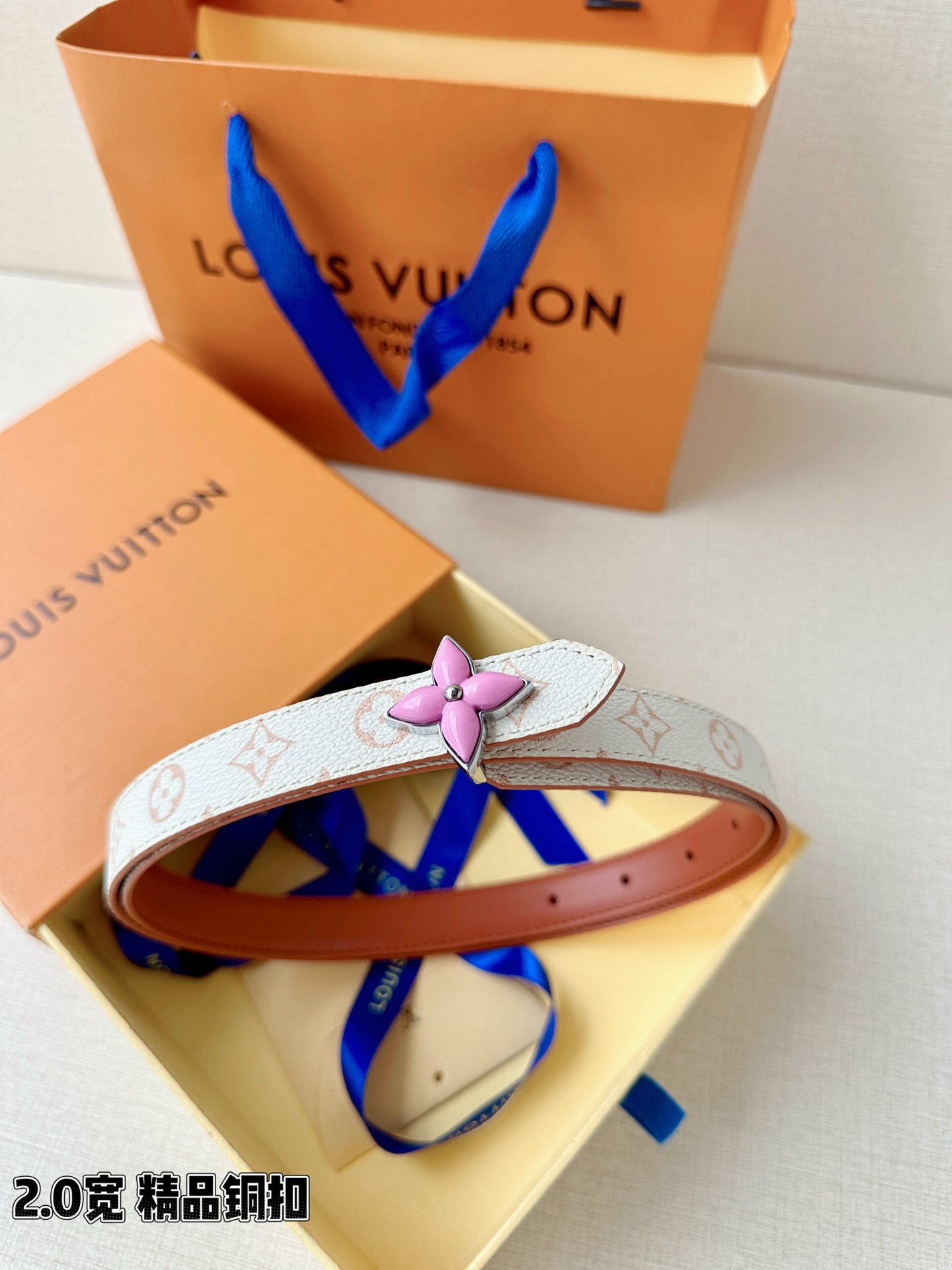 2.0宽LV Mini Flowergram 双面腰带取材 Monogram 帆布和缝线皮革，以尖瓣 M
