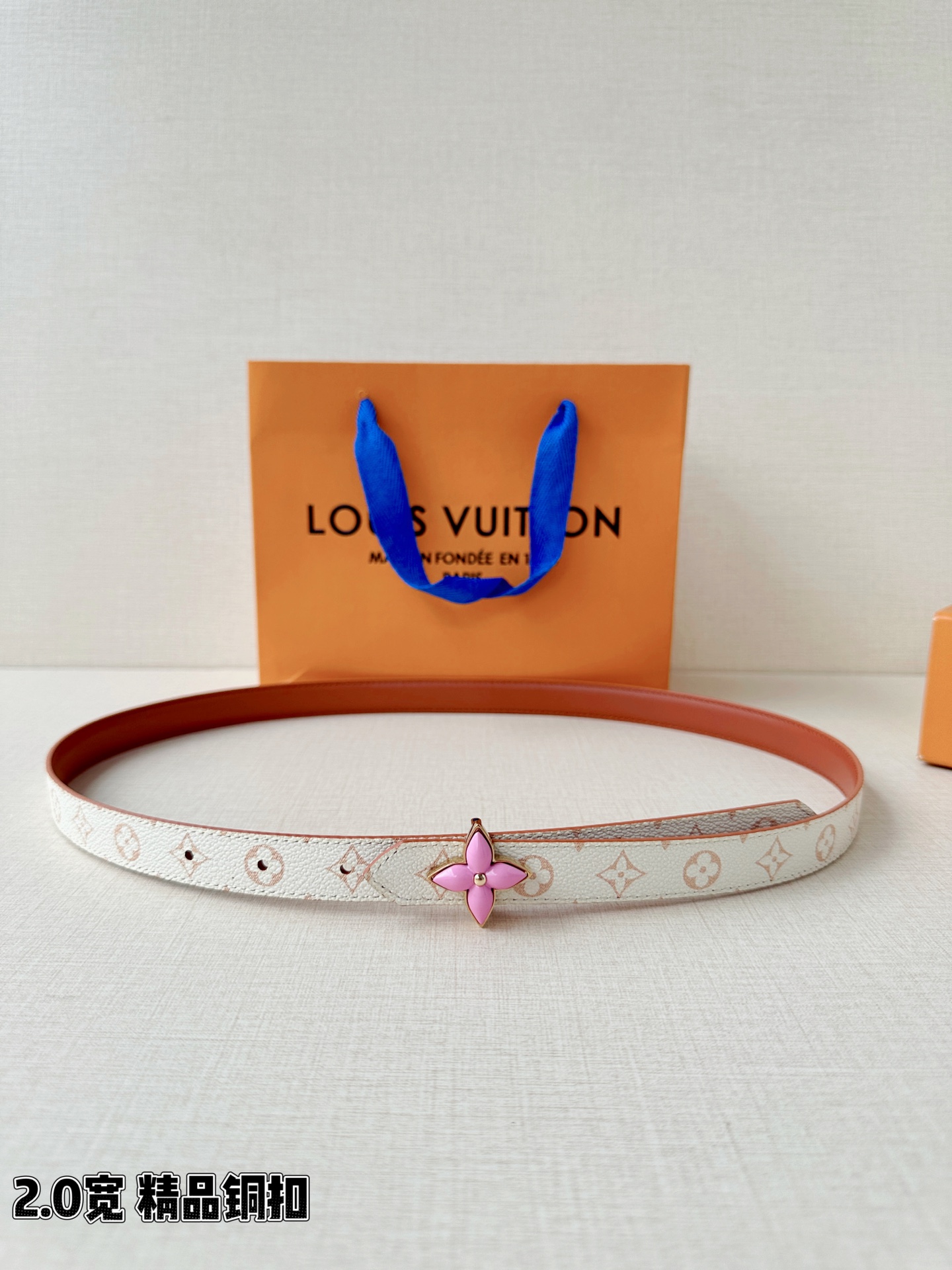 2.0宽LV Mini Flowergram 双面腰带取材 Monogram 帆布和缝线皮革，以尖瓣 M