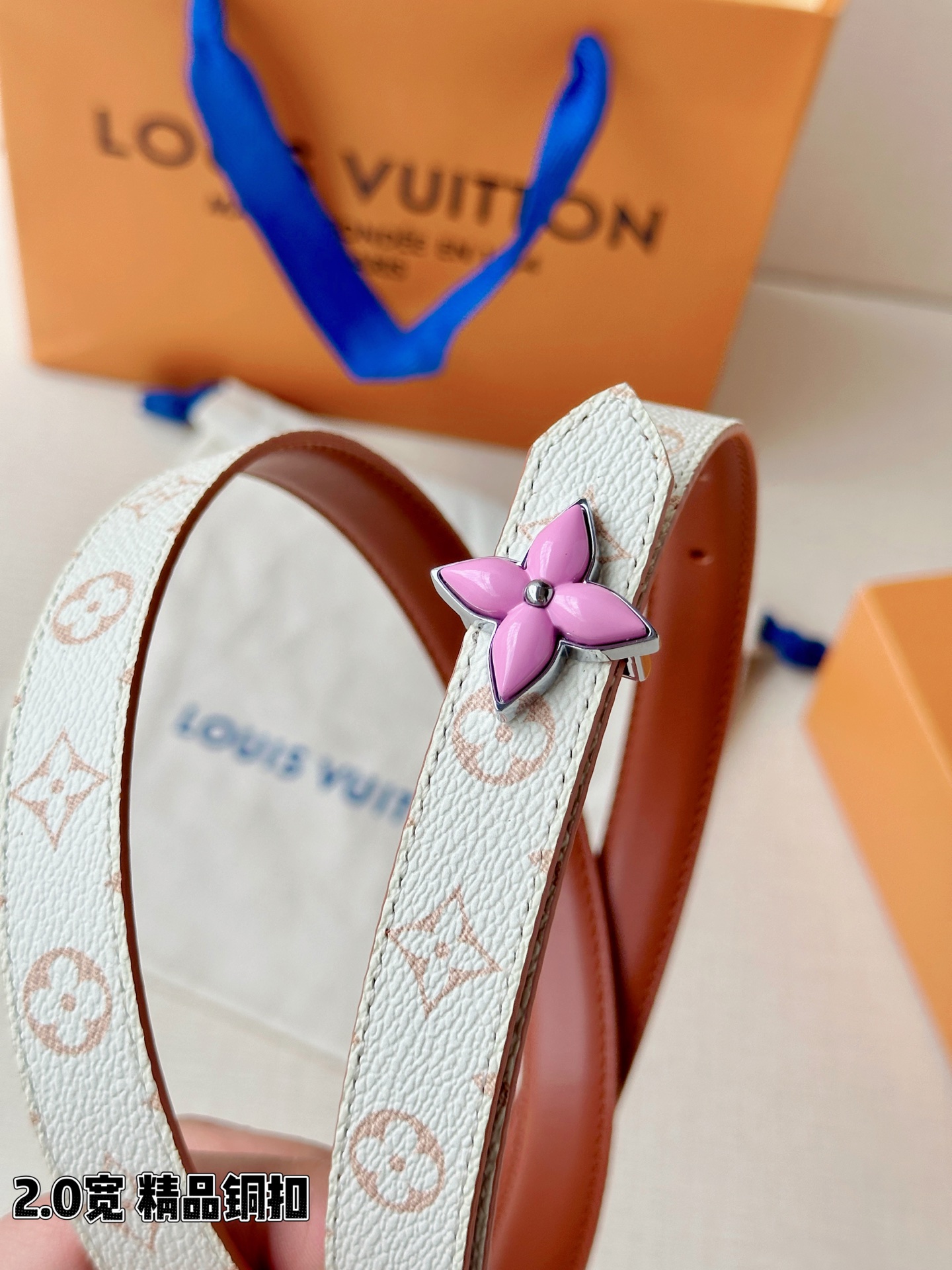 2.0宽LV Mini Flowergram 双面腰带取材 Monogram 帆布和缝线皮革，以尖瓣 M