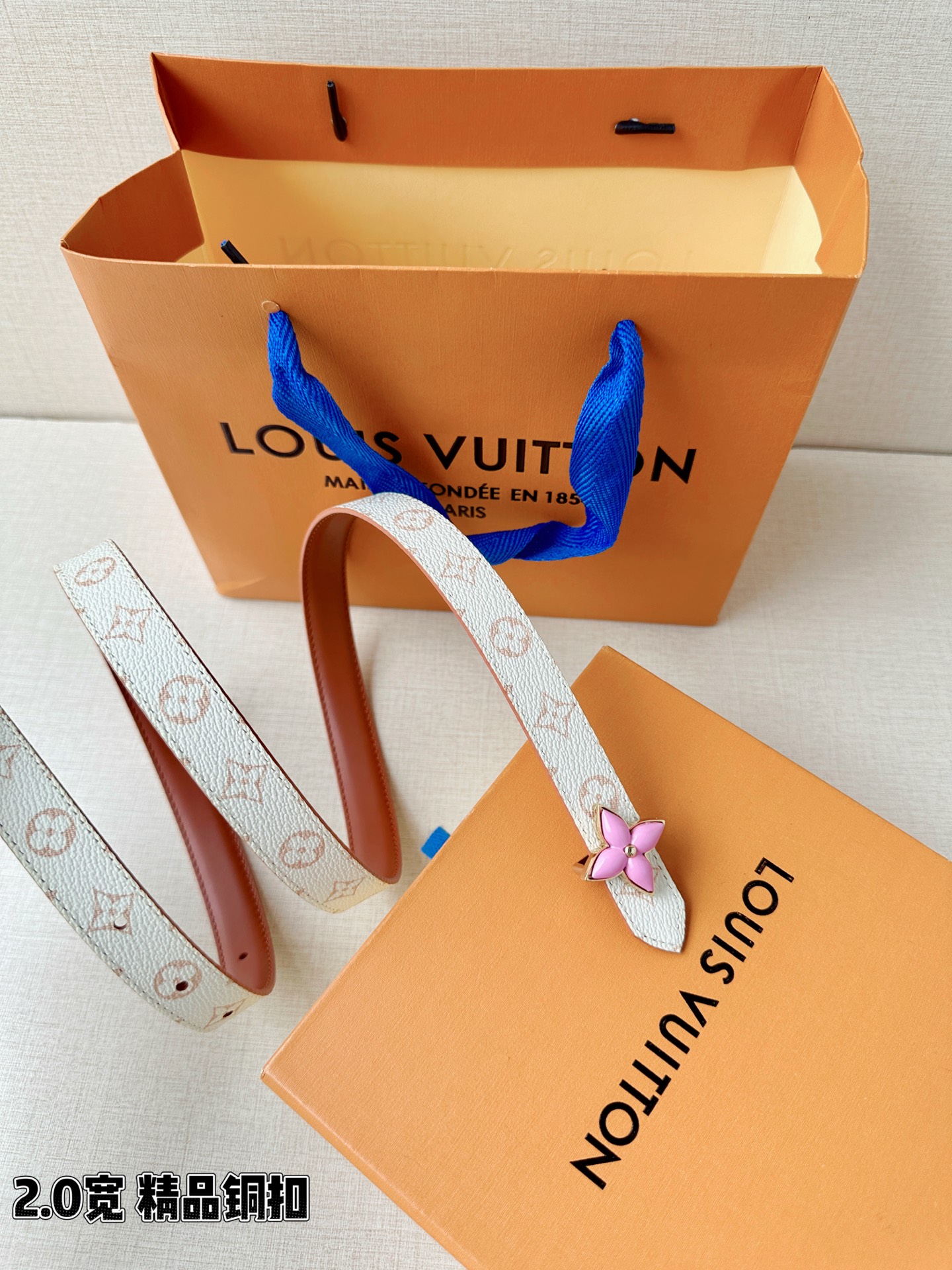 2.0宽LV Mini Flowergram 双面腰带取材 Monogram 帆布和缝线皮革，以尖瓣 M