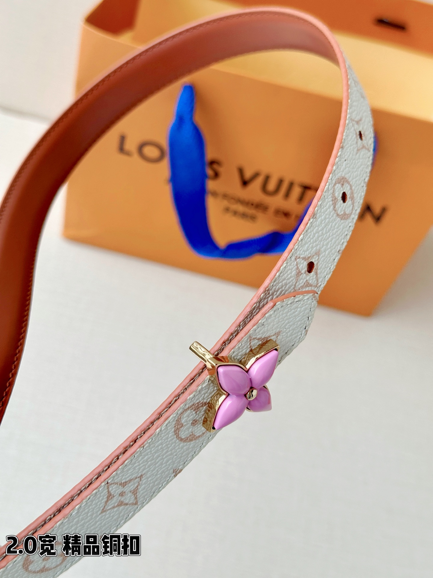 2.0宽LV Mini Flowergram 双面腰带取材 Monogram 帆布和缝线皮革，以尖瓣 M