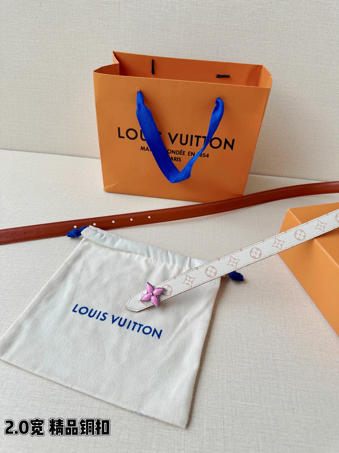 2.0宽LV Mini Flowergram 双面腰带取材 Monogram 帆布和缝线皮革，以尖瓣 M