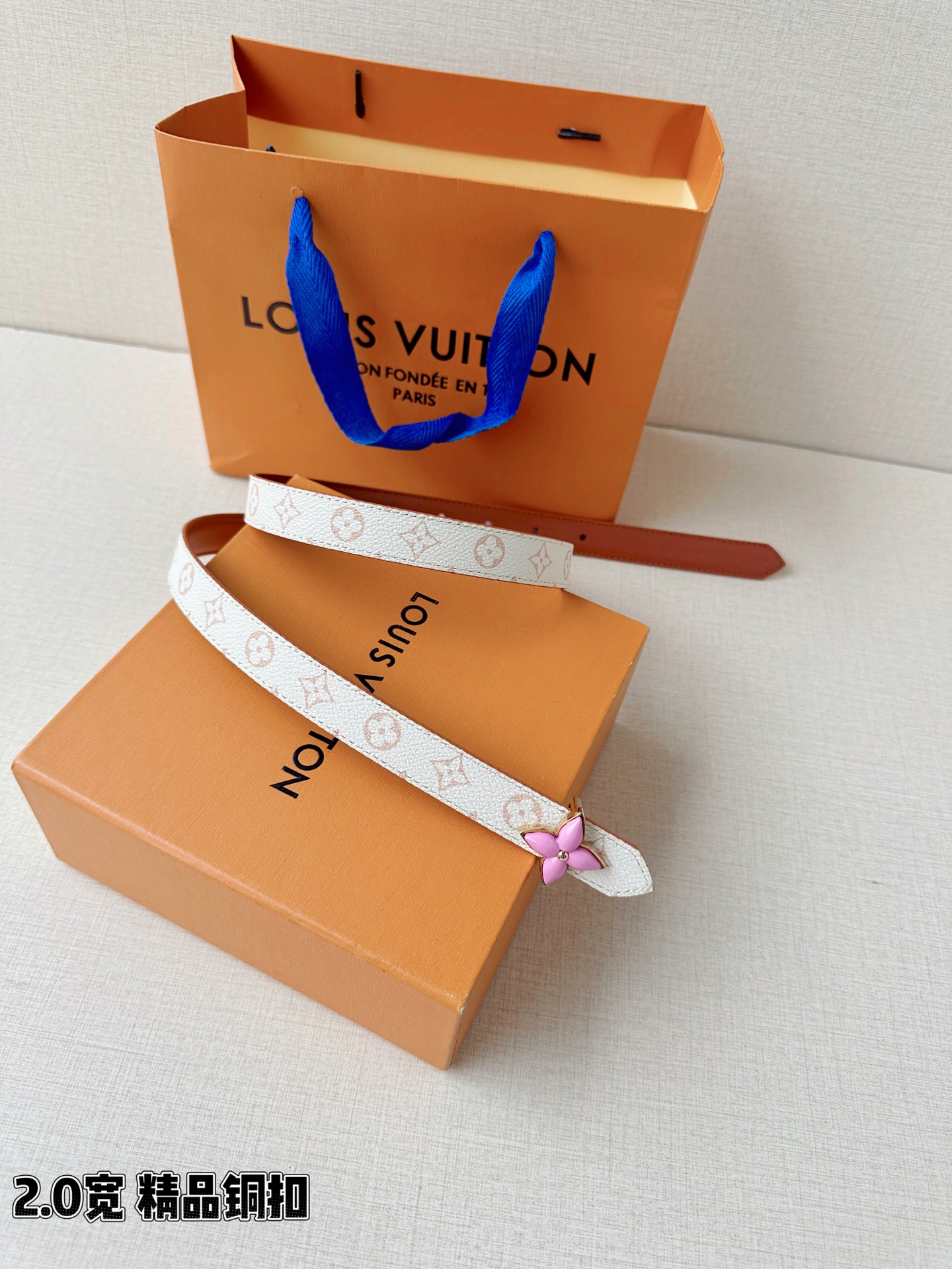 2.0宽LV Mini Flowergram 双面腰带取材 Monogram 帆布和缝线皮革，以尖瓣 M