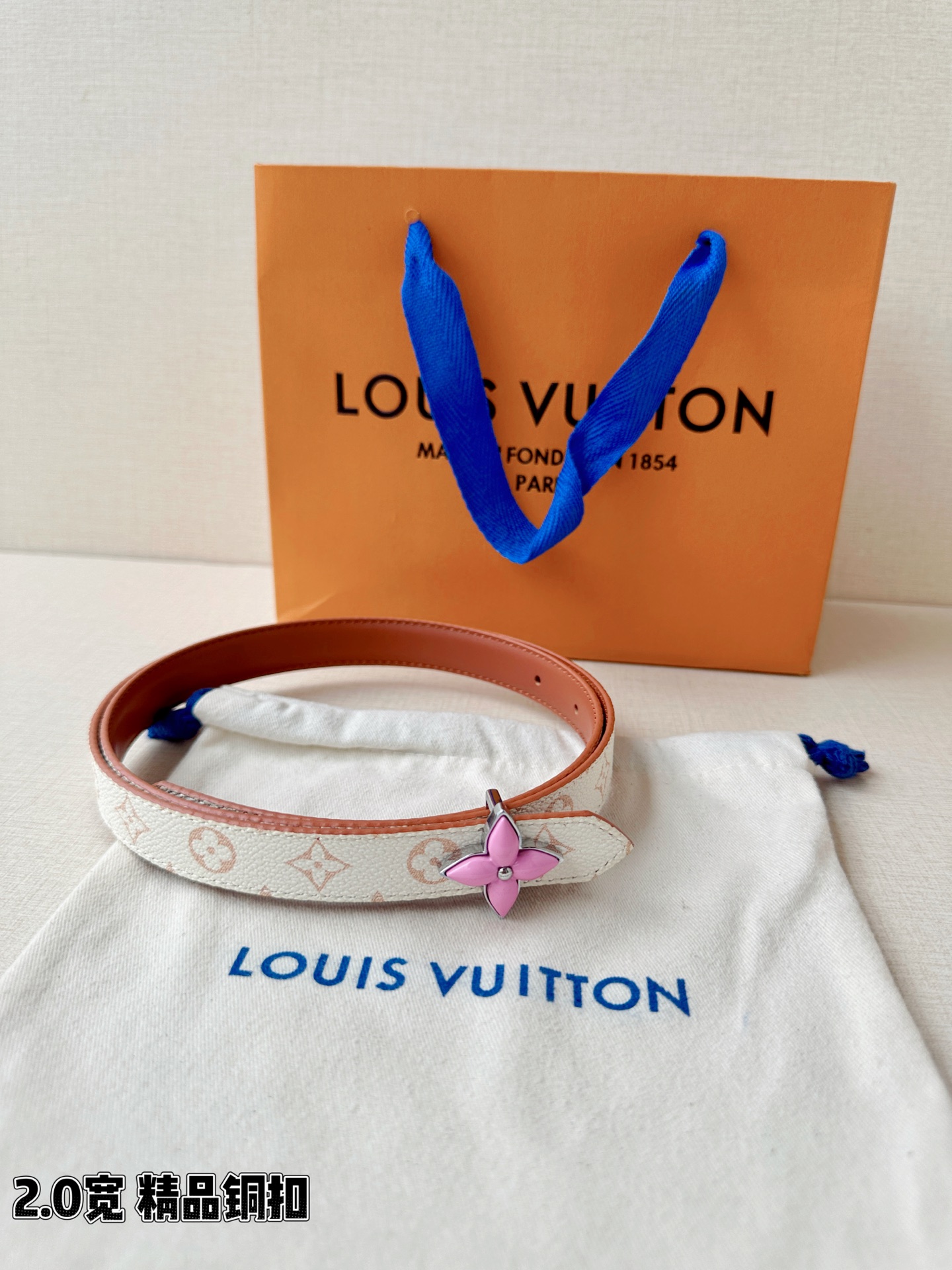 2.0宽LV Mini Flowergram 双面腰带取材 Monogram 帆布和缝线皮革，以尖瓣 M