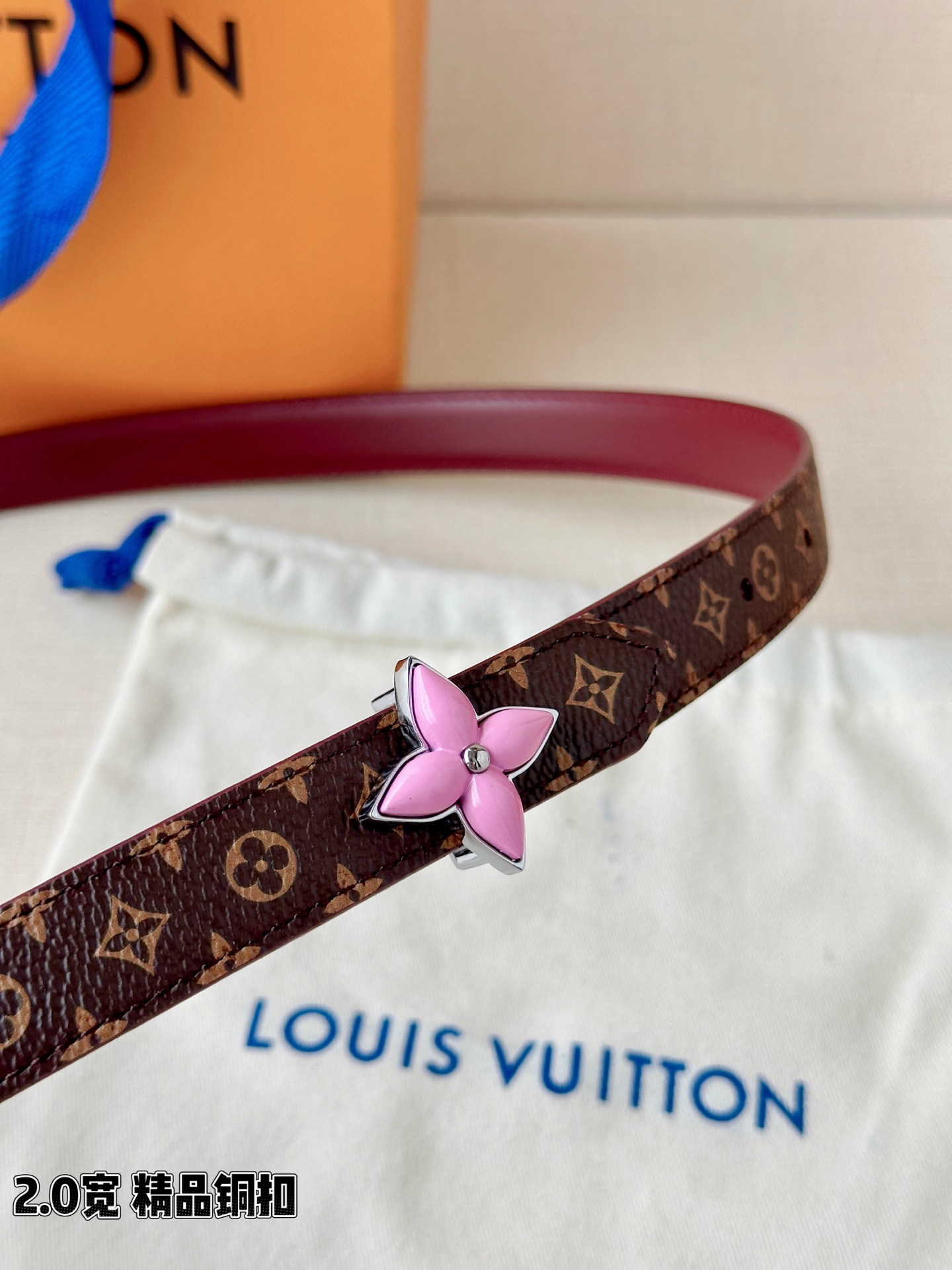 2.0宽LV Mini Flowergram 双面腰带取材 Monogram 帆布和缝线皮革，以尖瓣 M