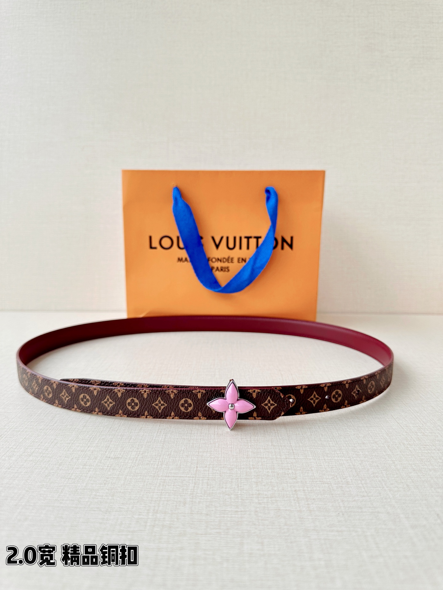 2.0宽LV Mini Flowergram 双面腰带取材 Monogram 帆布和缝线皮革，以尖瓣 M