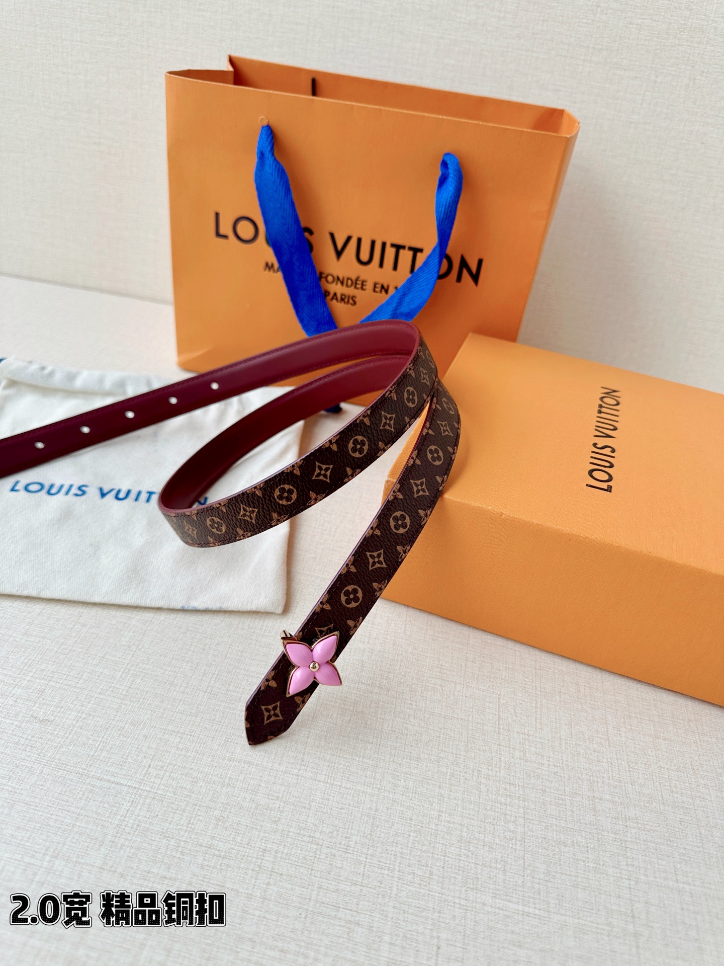2.0宽LV Mini Flowergram 双面腰带取材 Monogram 帆布和缝线皮革，以尖瓣 M
