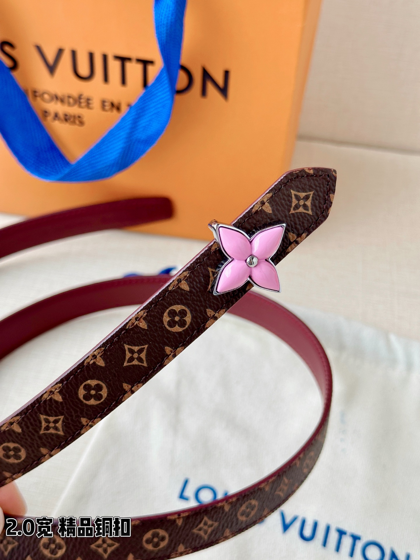 2.0宽LV Mini Flowergram 双面腰带取材 Monogram 帆布和缝线皮革，以尖瓣 M