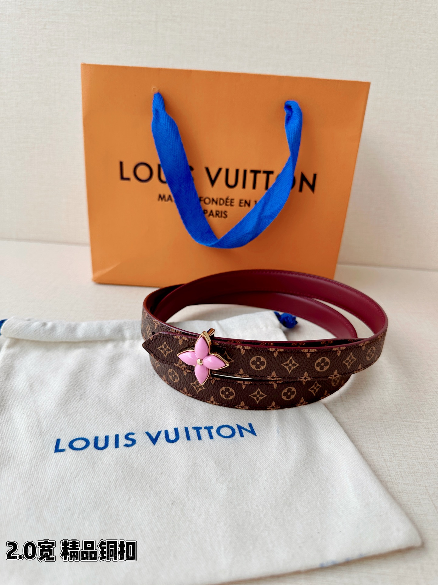 2.0宽LV Mini Flowergram 双面腰带取材 Monogram 帆布和缝线皮革，以尖瓣 M
