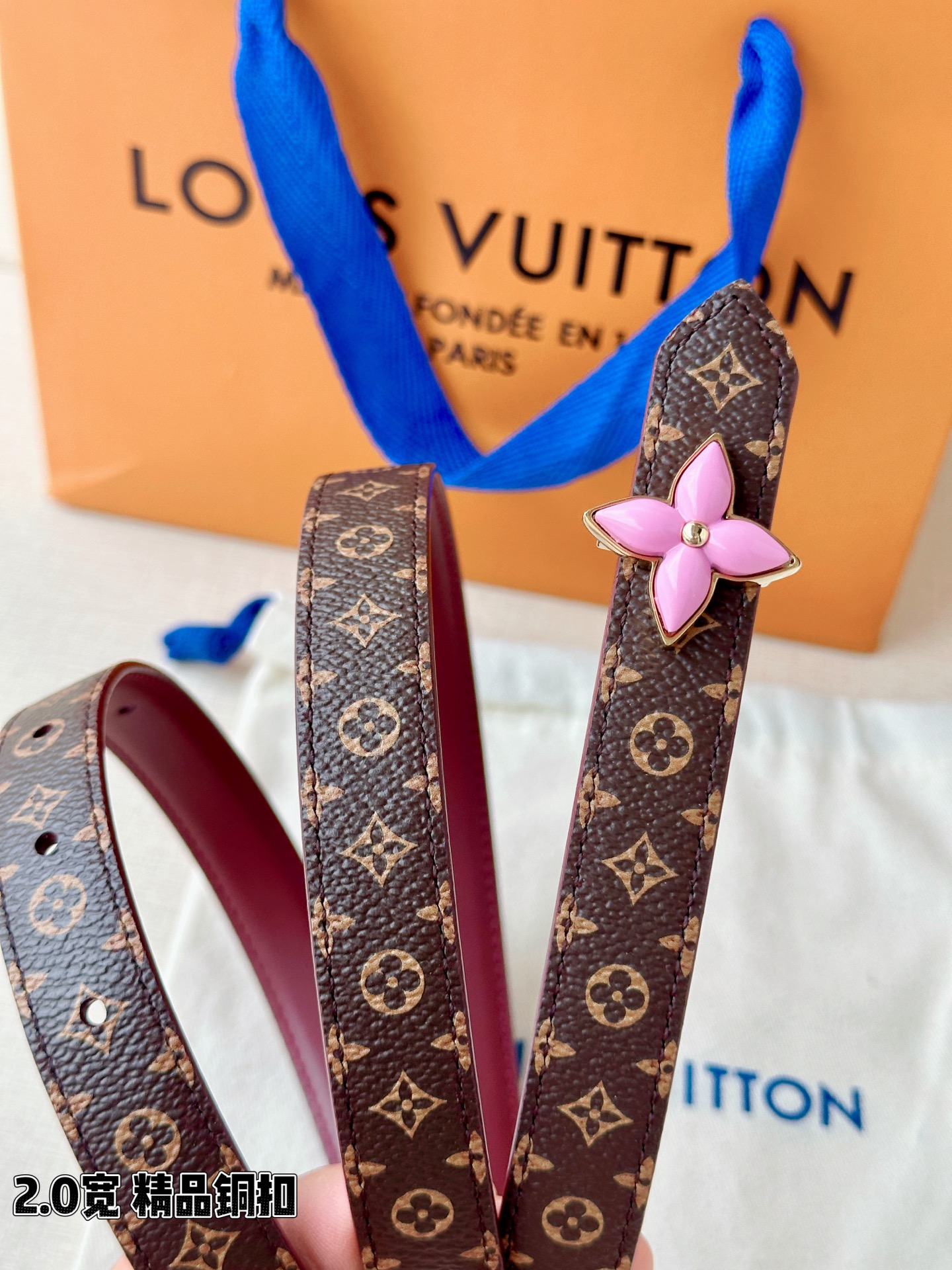2.0宽LV Mini Flowergram 双面腰带取材 Monogram 帆布和缝线皮革，以尖瓣 M