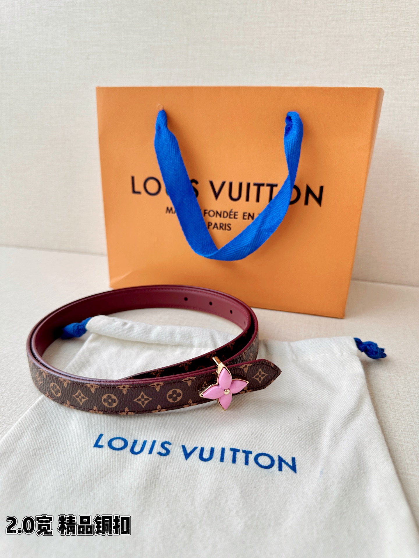 2.0宽LV Mini Flowergram 双面腰带取材 Monogram 帆布和缝线皮革，以尖瓣 M