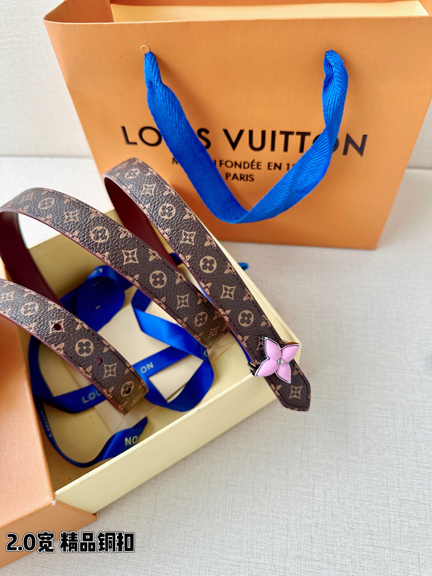 2.0宽LV Mini Flowergram 双面腰带取材 Monogram 帆布和缝线皮革，以尖瓣 M