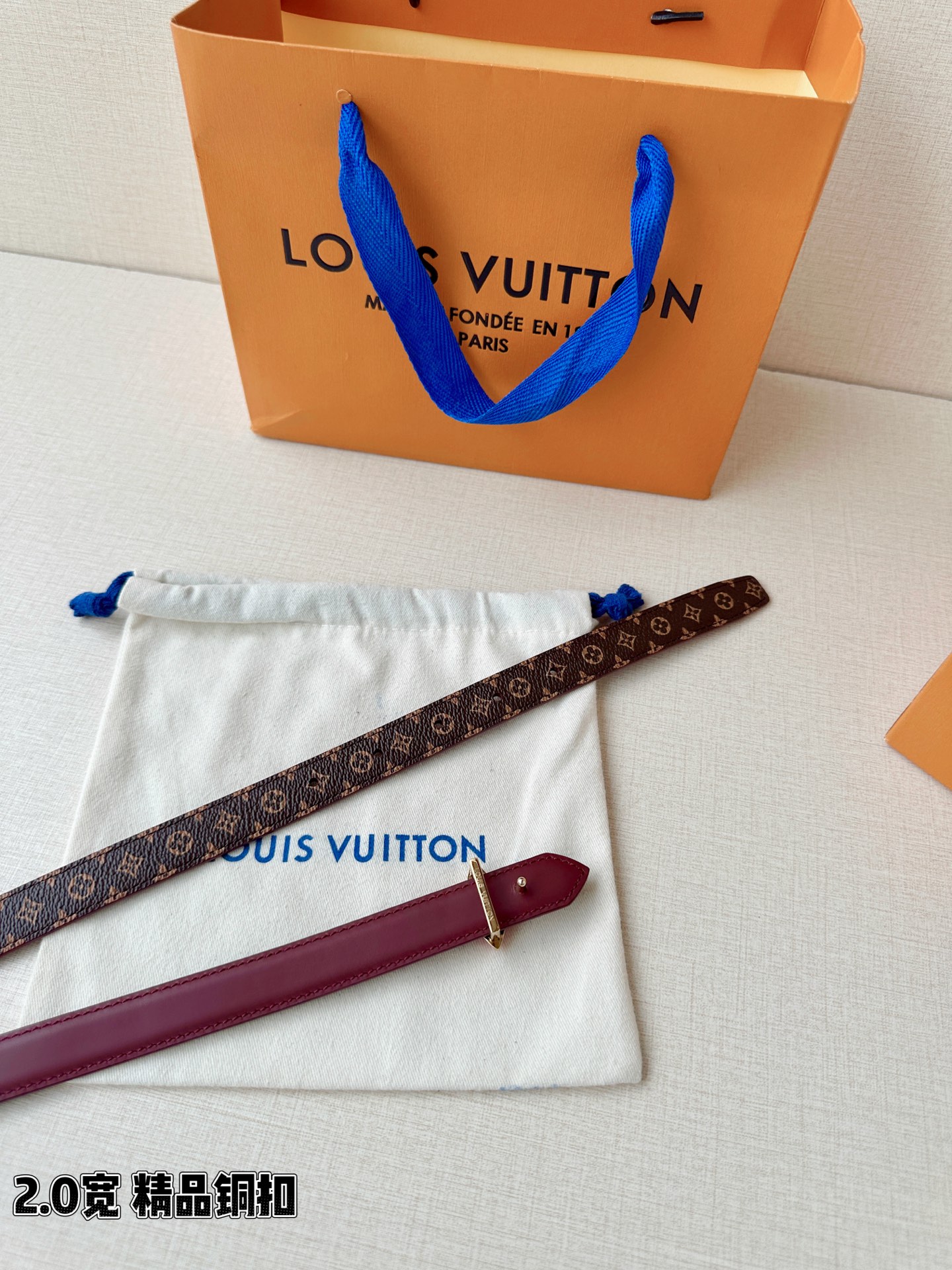 2.0宽LV Mini Flowergram 双面腰带取材 Monogram 帆布和缝线皮革，以尖瓣 M