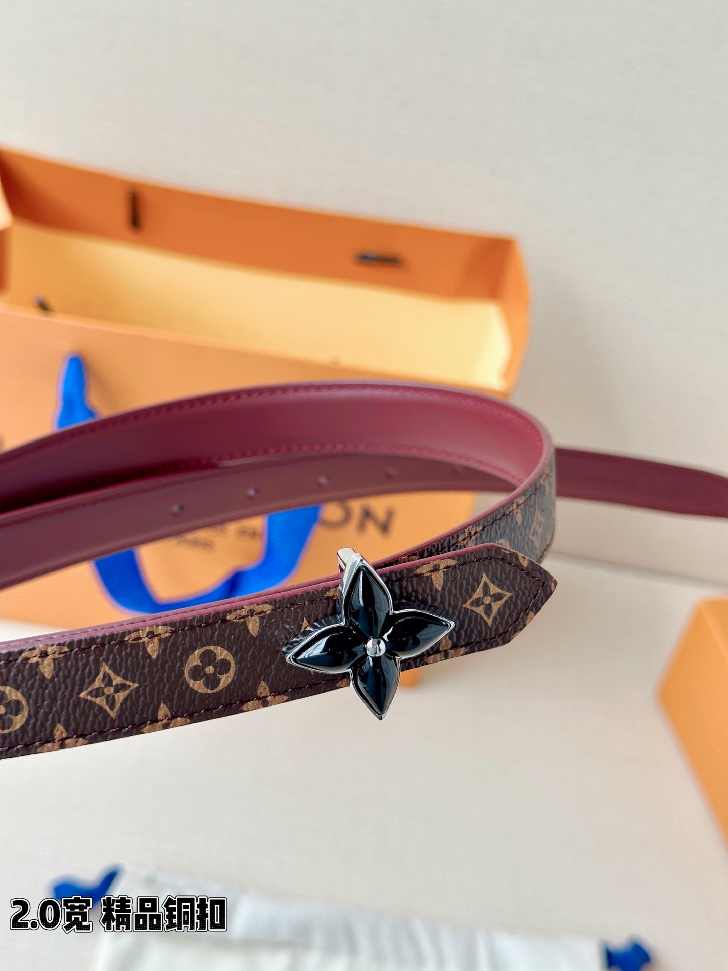 2.0宽LV Mini Flowergram 双面腰带取材 Monogram 帆布和缝线皮革，以尖瓣 M