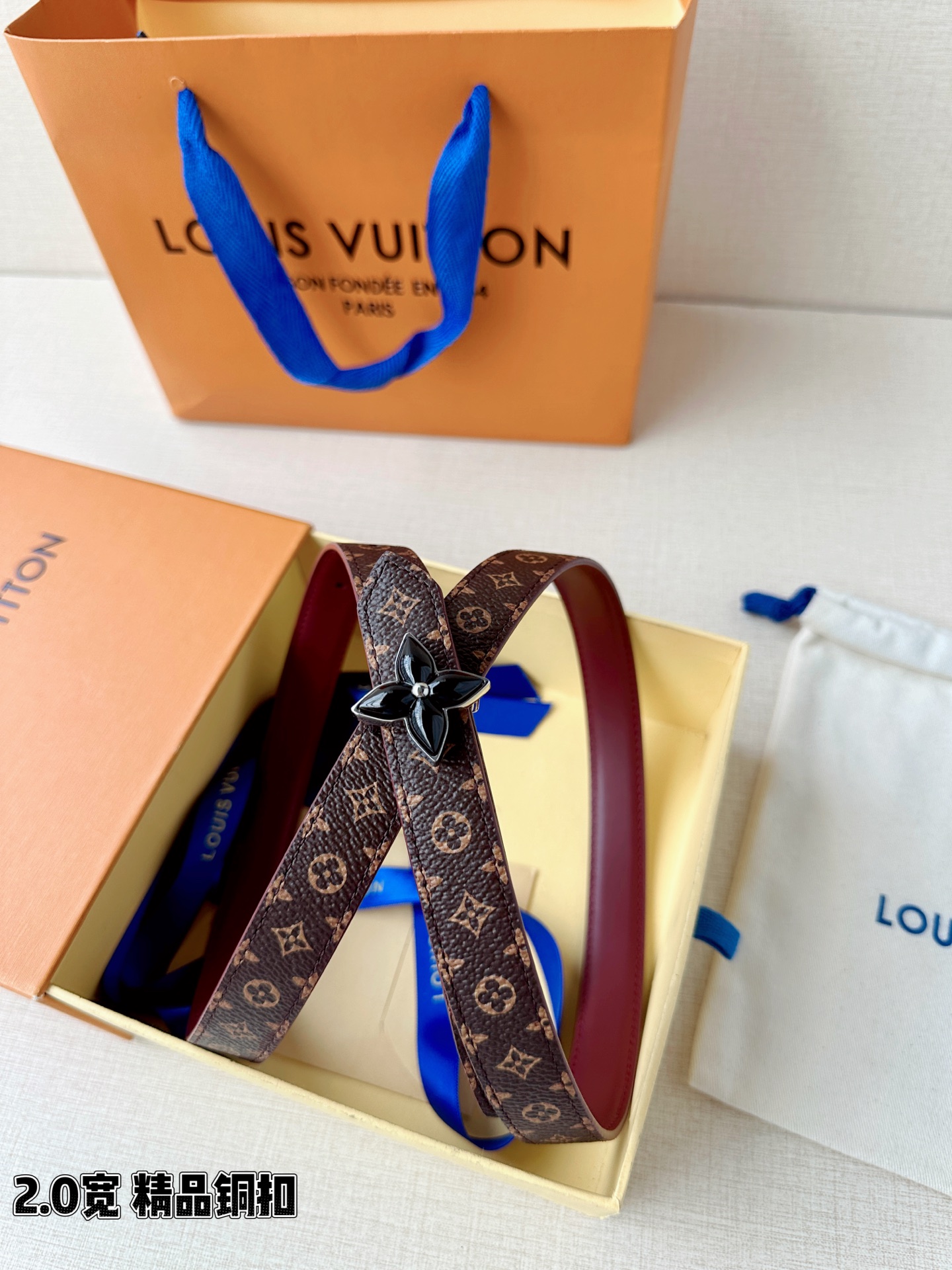 2.0宽LV Mini Flowergram 双面腰带取材 Monogram 帆布和缝线皮革，以尖瓣 M