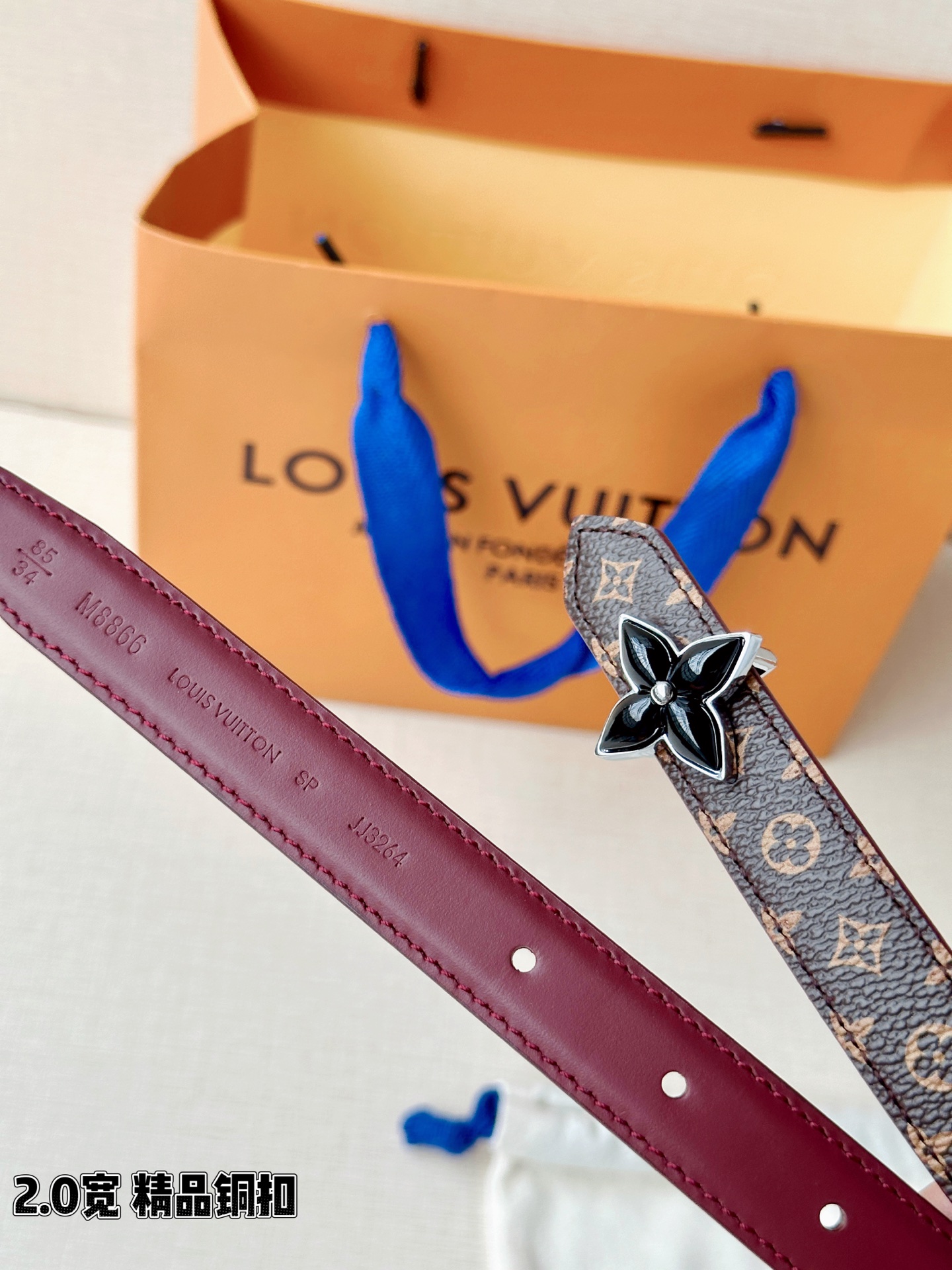 2.0宽LV Mini Flowergram 双面腰带取材 Monogram 帆布和缝线皮革，以尖瓣 M