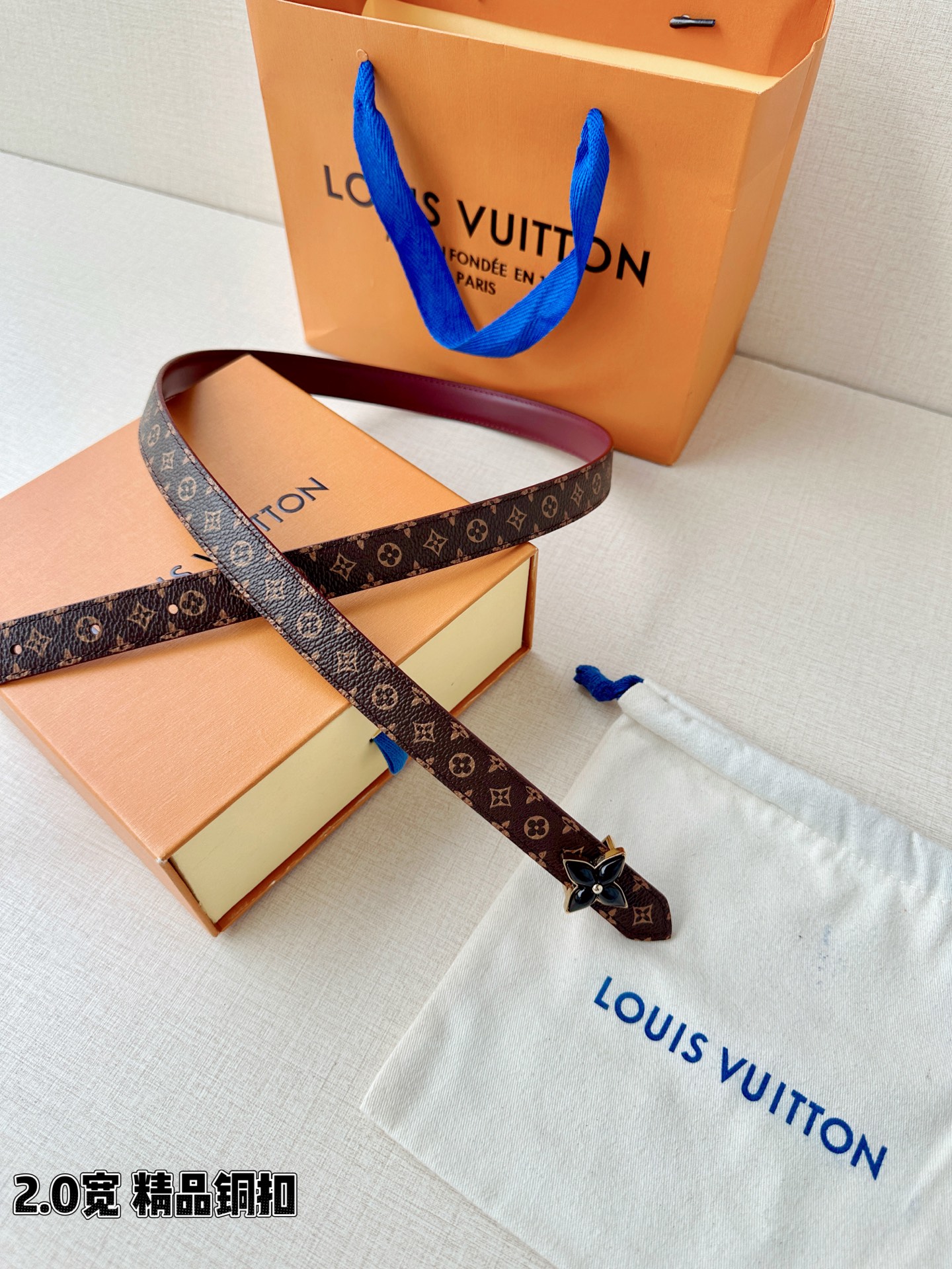 2.0宽LV Mini Flowergram 双面腰带取材 Monogram 帆布和缝线皮革，以尖瓣 M