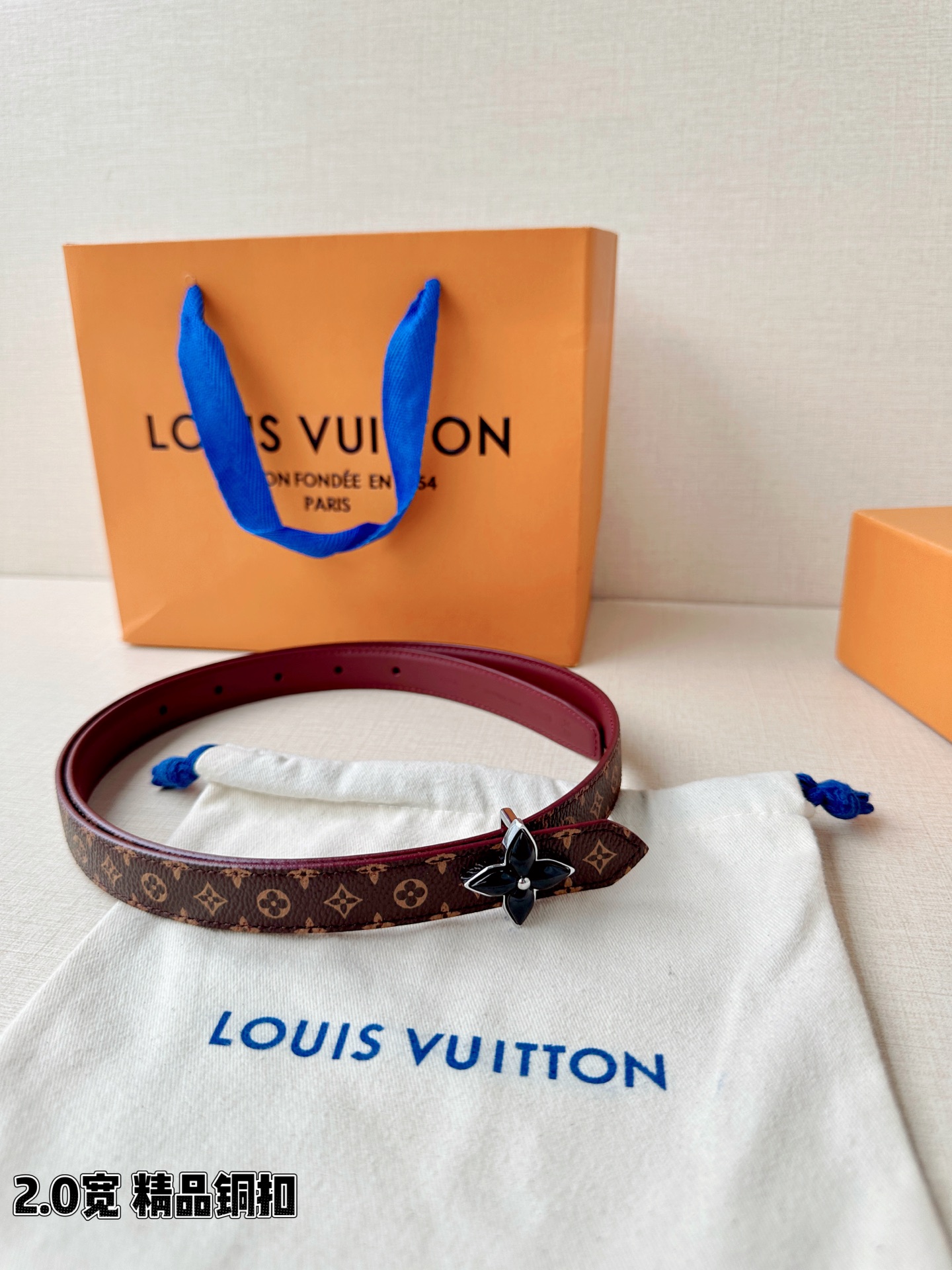 2.0宽LV Mini Flowergram 双面腰带取材 Monogram 帆布和缝线皮革，以尖瓣 M