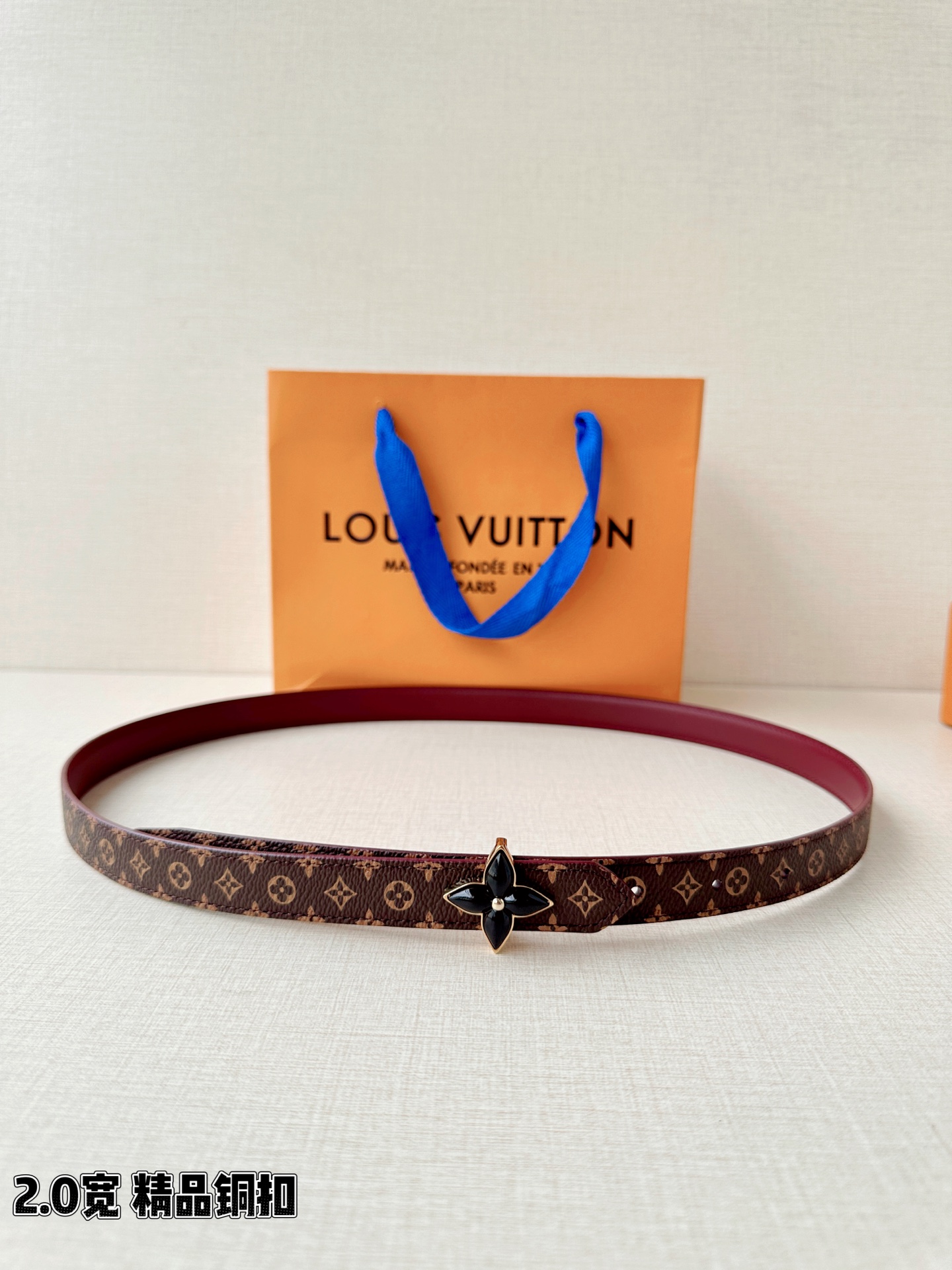 2.0宽LV Mini Flowergram 双面腰带取材 Monogram 帆布和缝线皮革，以尖瓣 M