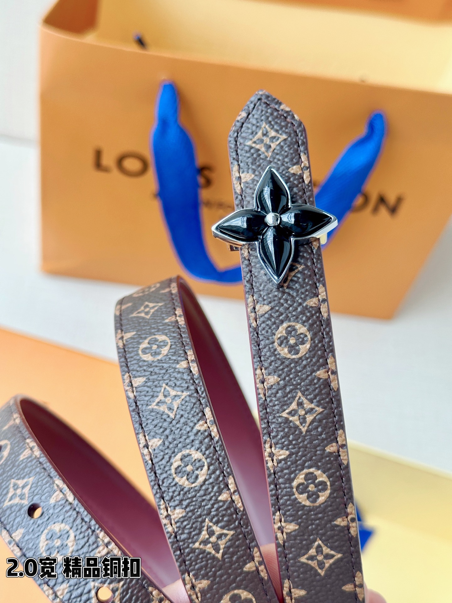 2.0宽LV Mini Flowergram 双面腰带取材 Monogram 帆布和缝线皮革，以尖瓣 M