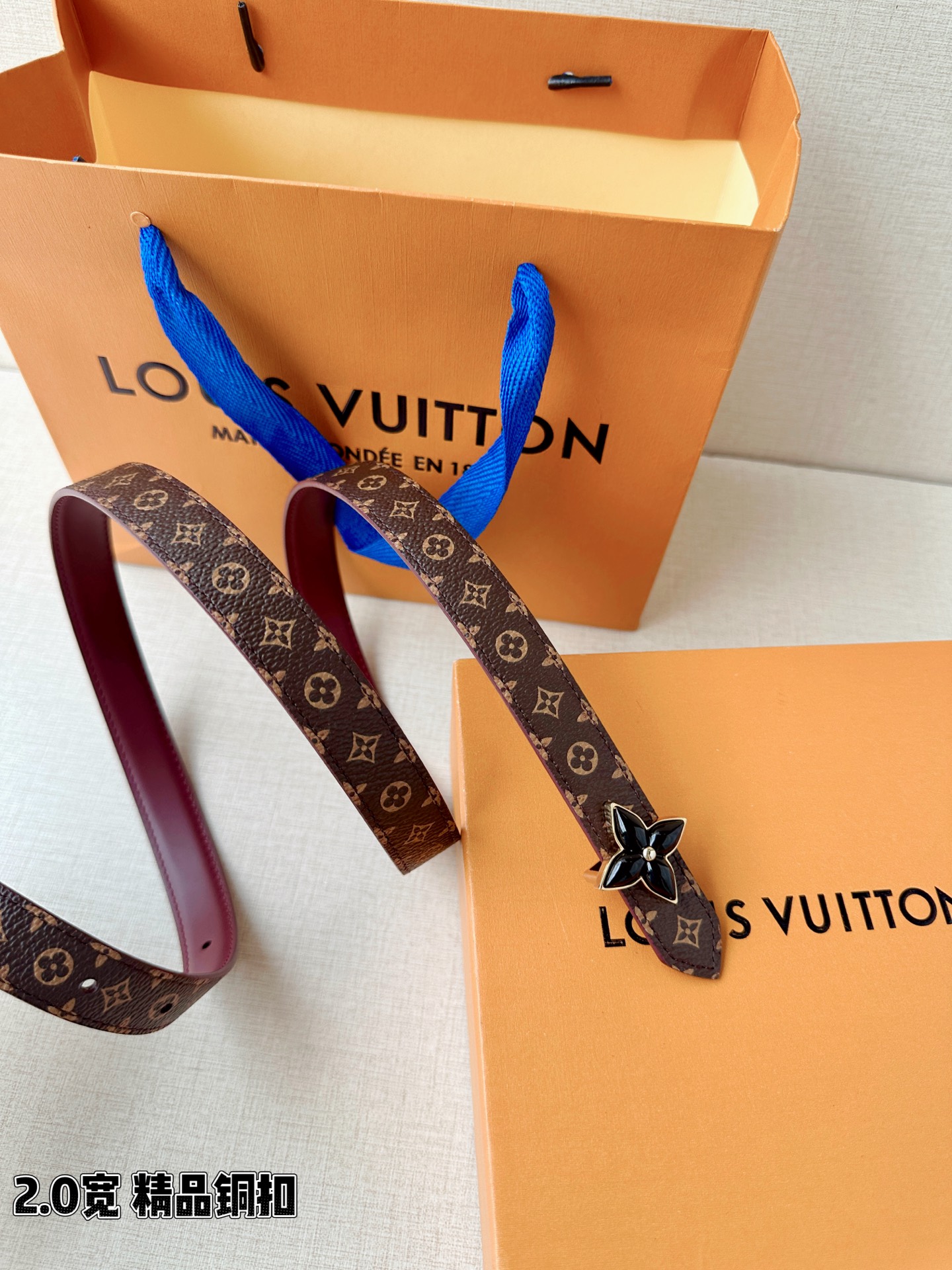 2.0宽LV Mini Flowergram 双面腰带取材 Monogram 帆布和缝线皮革，以尖瓣 M