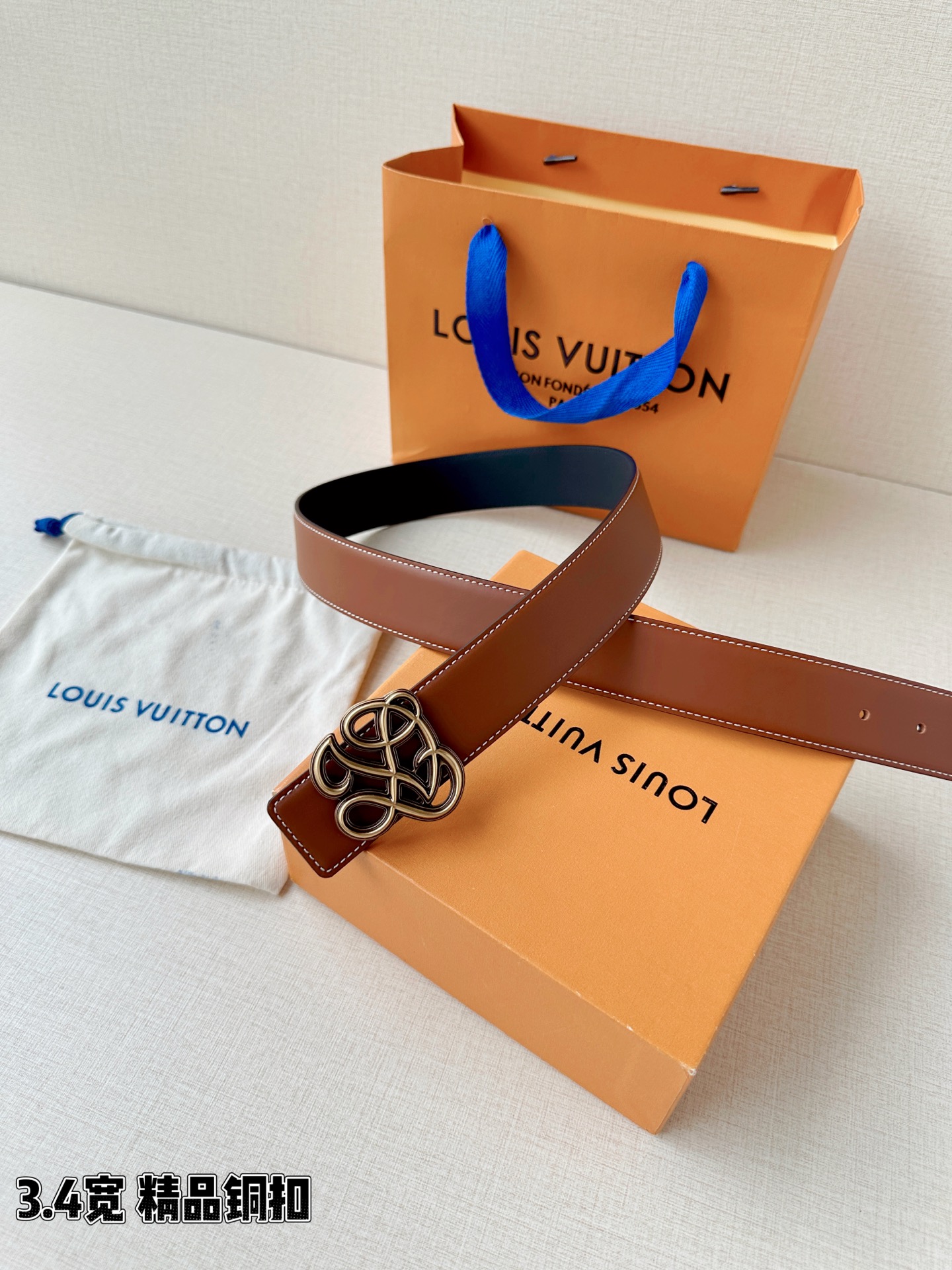 3.4宽 LV Dynasty 双面腰带选用光滑皮革塑造正反两面，以耀目黄铜搭扣呈现 L 和 V 字母的