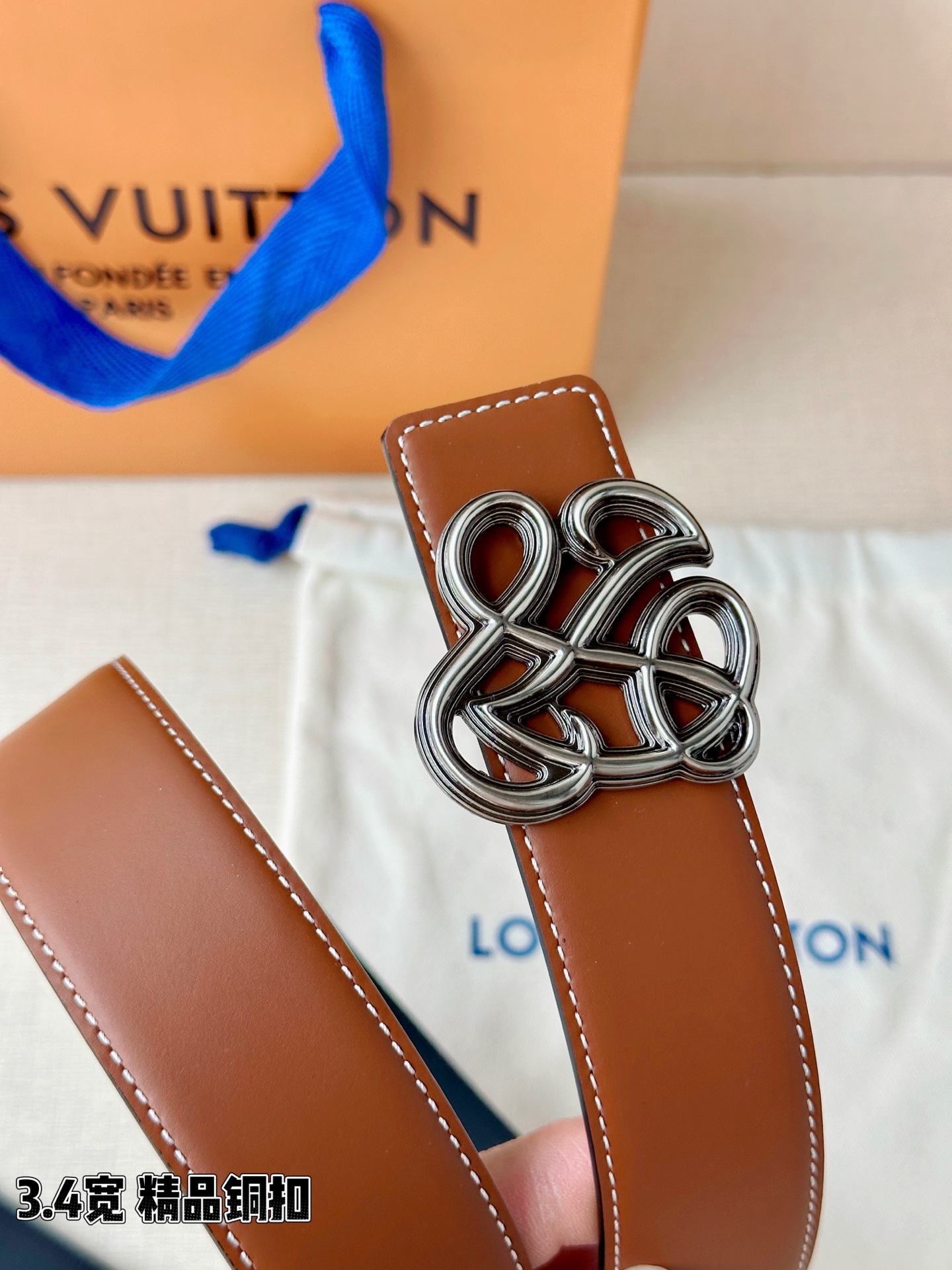 3.4宽 LV Dynasty 双面腰带选用光滑皮革塑造正反两面，以耀目黄铜搭扣呈现 L 和 V 字母的