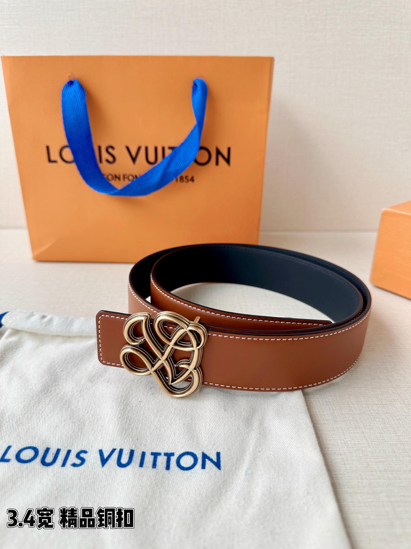 3.4宽 LV Dynasty 双面腰带选用光滑皮革塑造正反两面，以耀目黄铜搭扣呈现 L 和 V 字母的