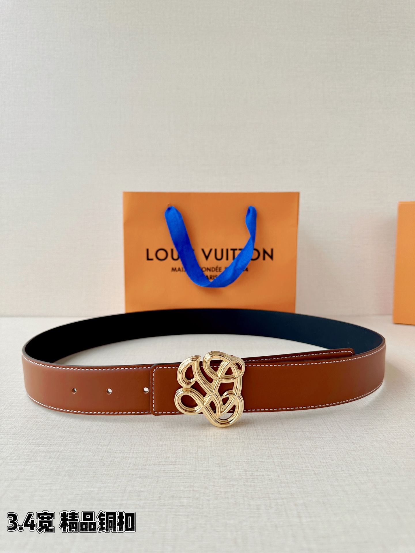 3.4宽 LV Dynasty 双面腰带选用光滑皮革塑造正反两面，以耀目黄铜搭扣呈现 L 和 V 字母的