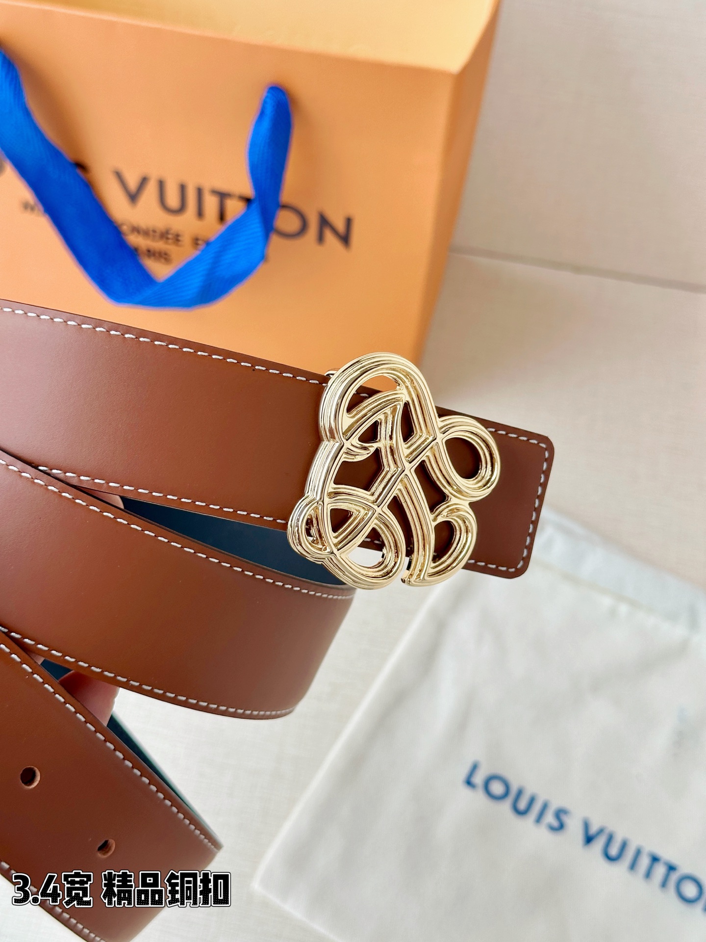 3.4宽 LV Dynasty 双面腰带选用光滑皮革塑造正反两面，以耀目黄铜搭扣呈现 L 和 V 字母的