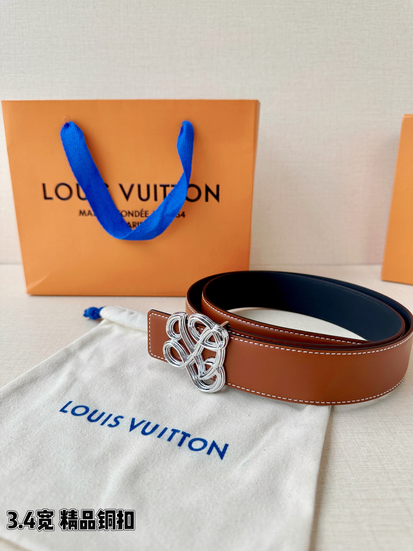 3.4宽 LV Dynasty 双面腰带选用光滑皮革塑造正反两面，以耀目黄铜搭扣呈现 L 和 V 字母的