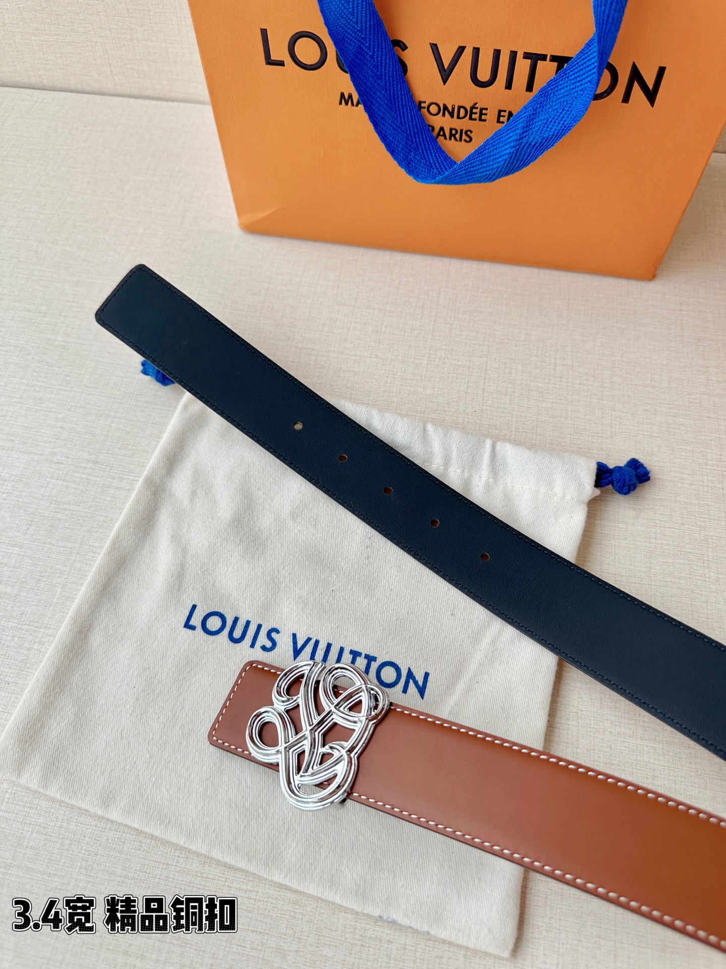 3.4宽 LV Dynasty 双面腰带选用光滑皮革塑造正反两面，以耀目黄铜搭扣呈现 L 和 V 字母的