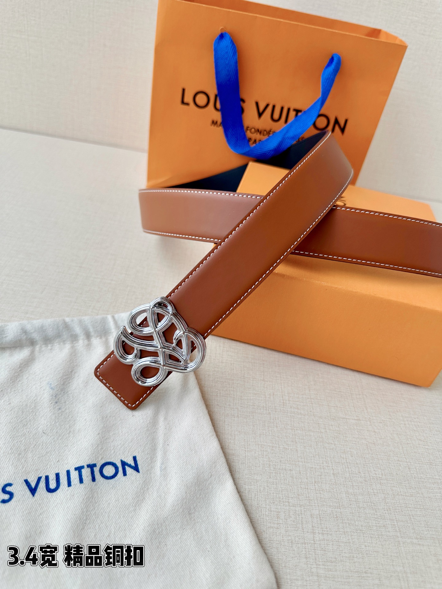 3.4宽 LV Dynasty 双面腰带选用光滑皮革塑造正反两面，以耀目黄铜搭扣呈现 L 和 V 字母的