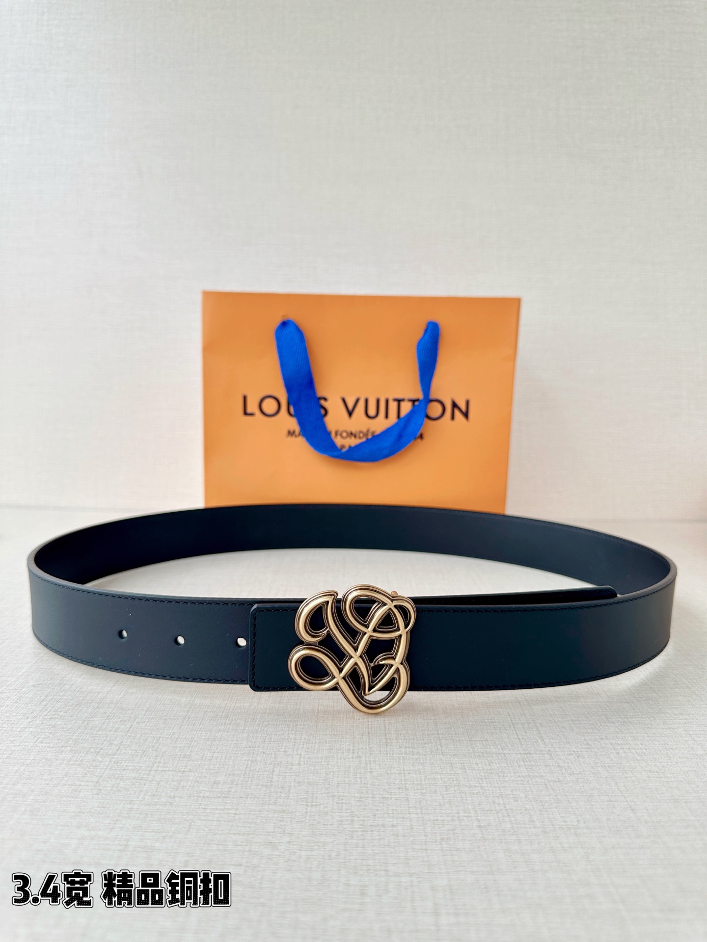 3.4宽 LV Dynasty 双面腰带选用光滑皮革塑造正反两面，以耀目黄铜搭扣呈现 L 和 V 字母的
