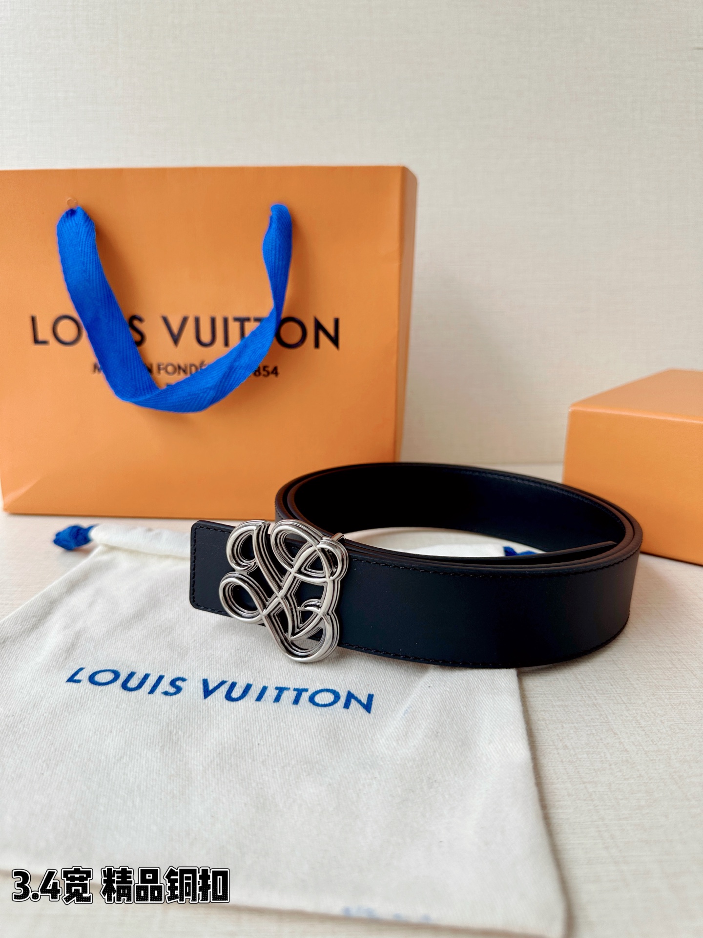 3.4宽 LV Dynasty 双面腰带选用光滑皮革塑造正反两面，以耀目黄铜搭扣呈现 L 和 V 字母的