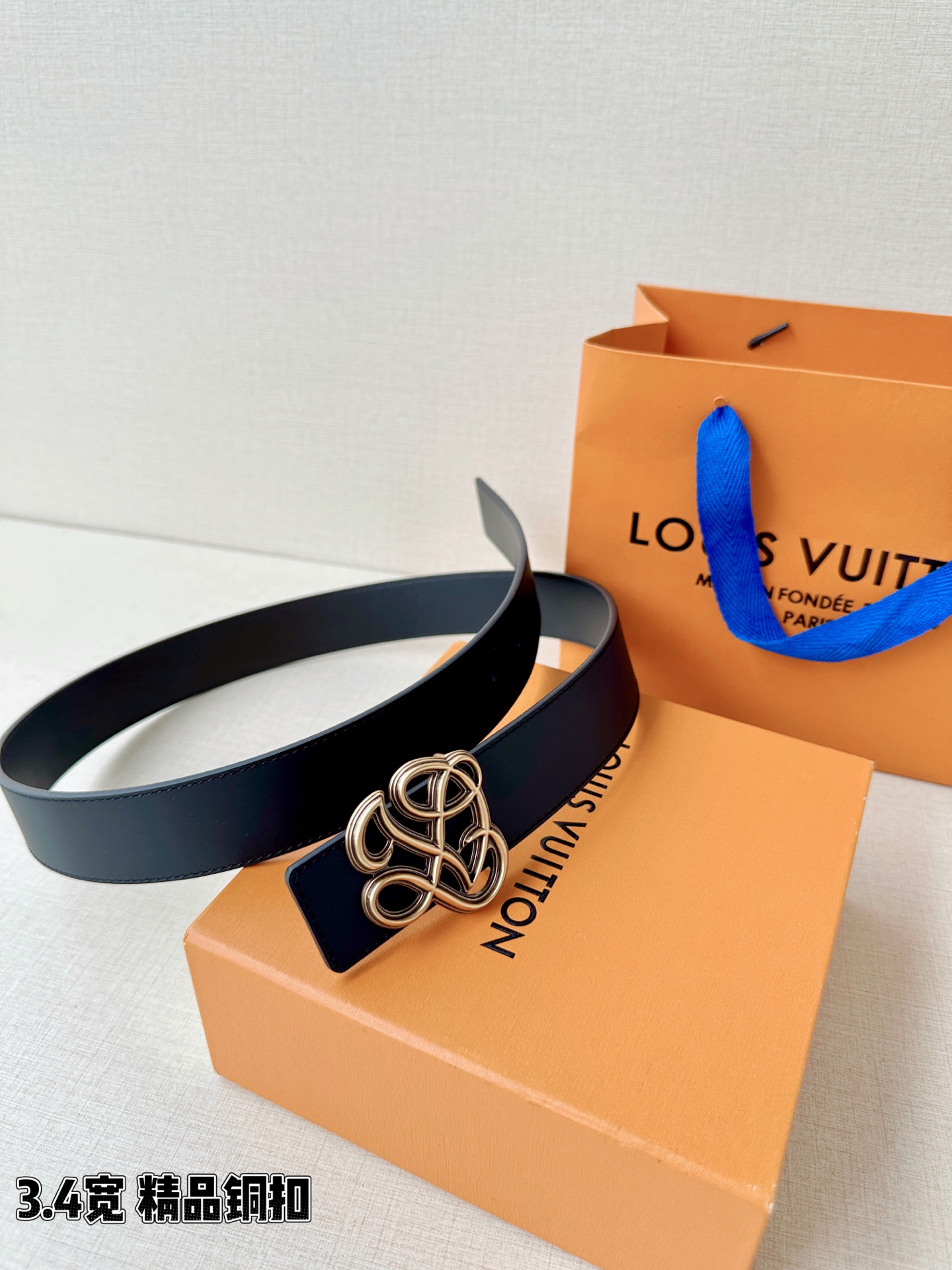 3.4宽 LV Dynasty 双面腰带选用光滑皮革塑造正反两面，以耀目黄铜搭扣呈现 L 和 V 字母的