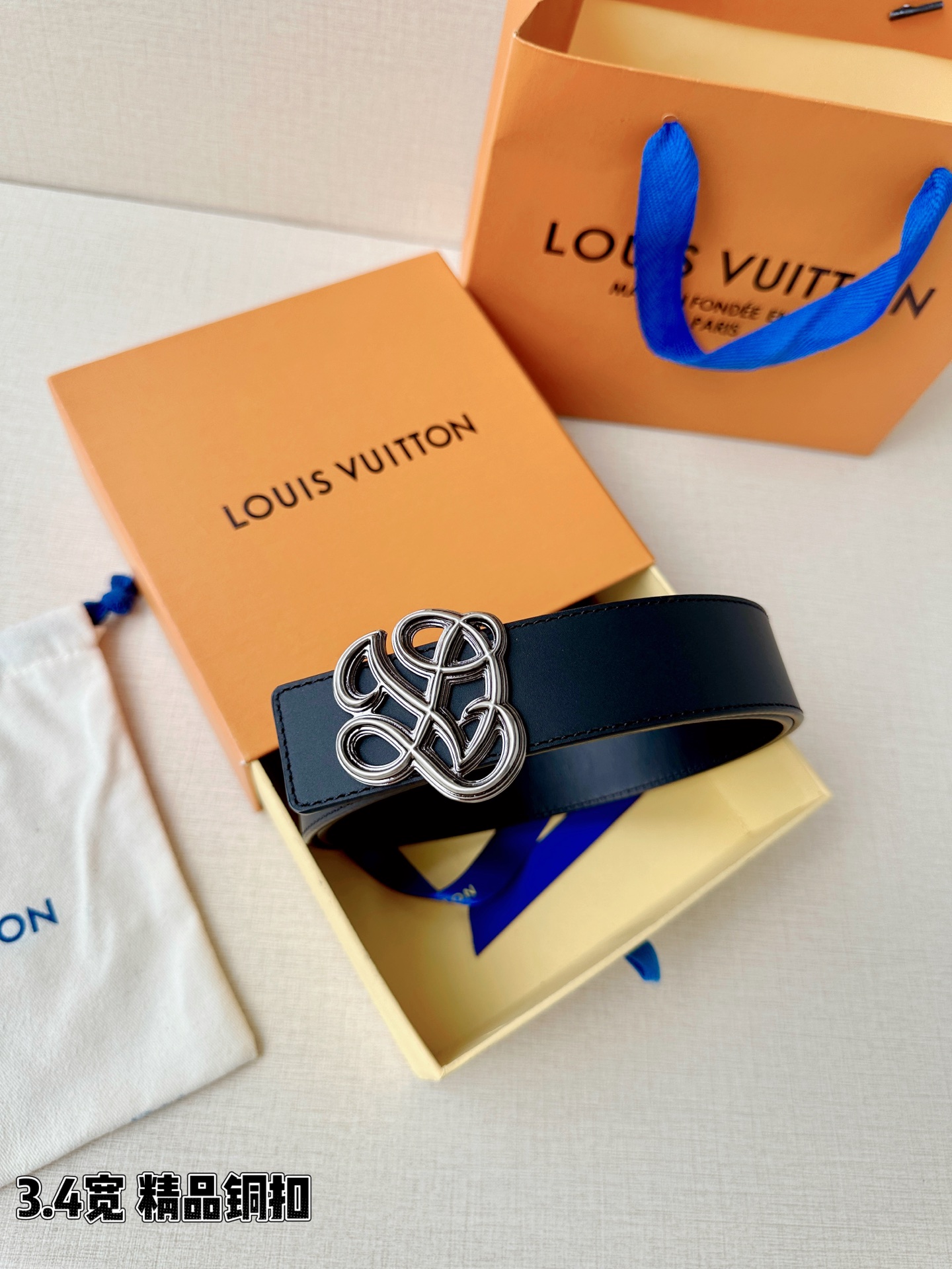 3.4宽 LV Dynasty 双面腰带选用光滑皮革塑造正反两面，以耀目黄铜搭扣呈现 L 和 V 字母的