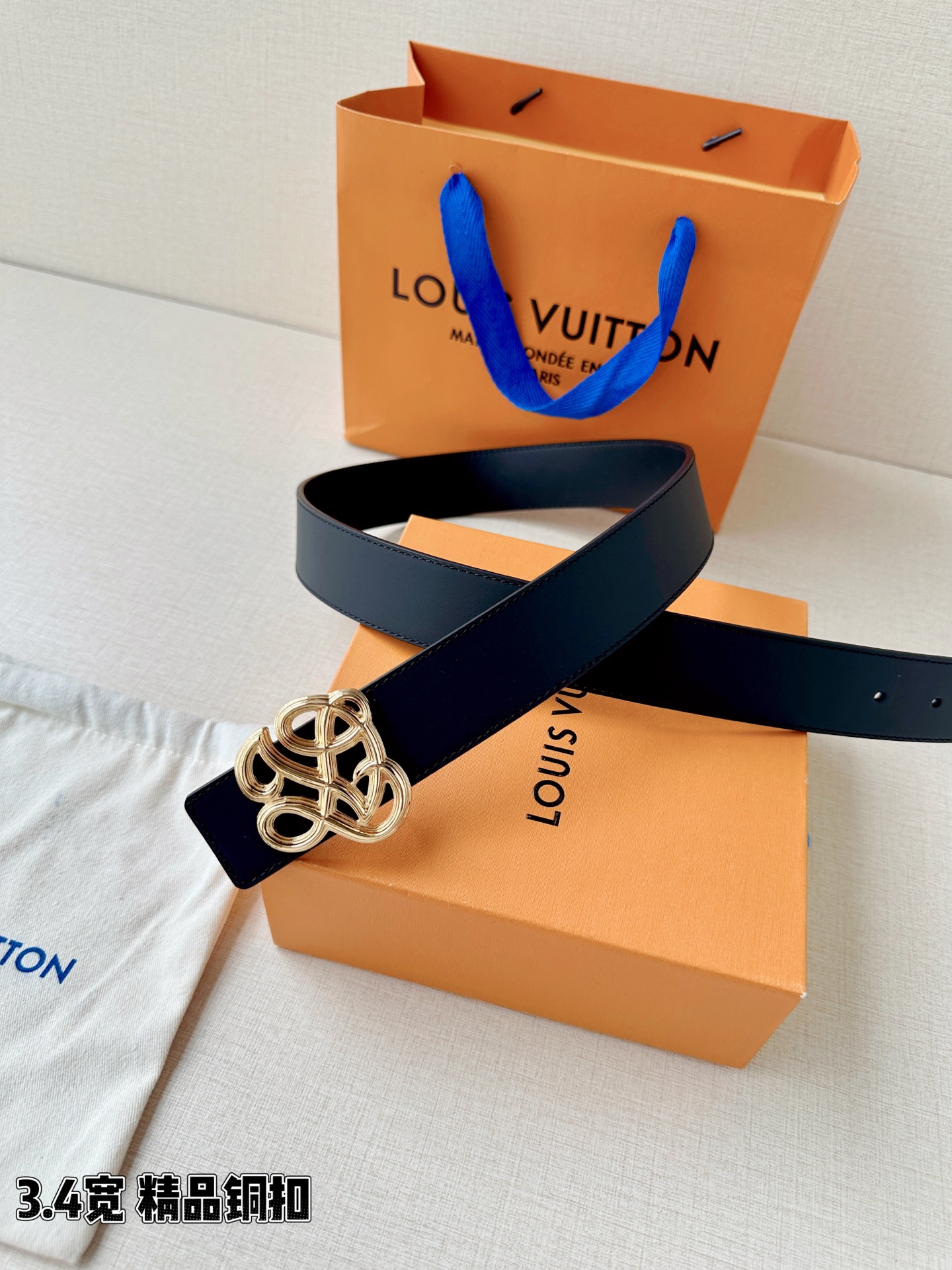 3.4宽 LV Dynasty 双面腰带选用光滑皮革塑造正反两面，以耀目黄铜搭扣呈现 L 和 V 字母的