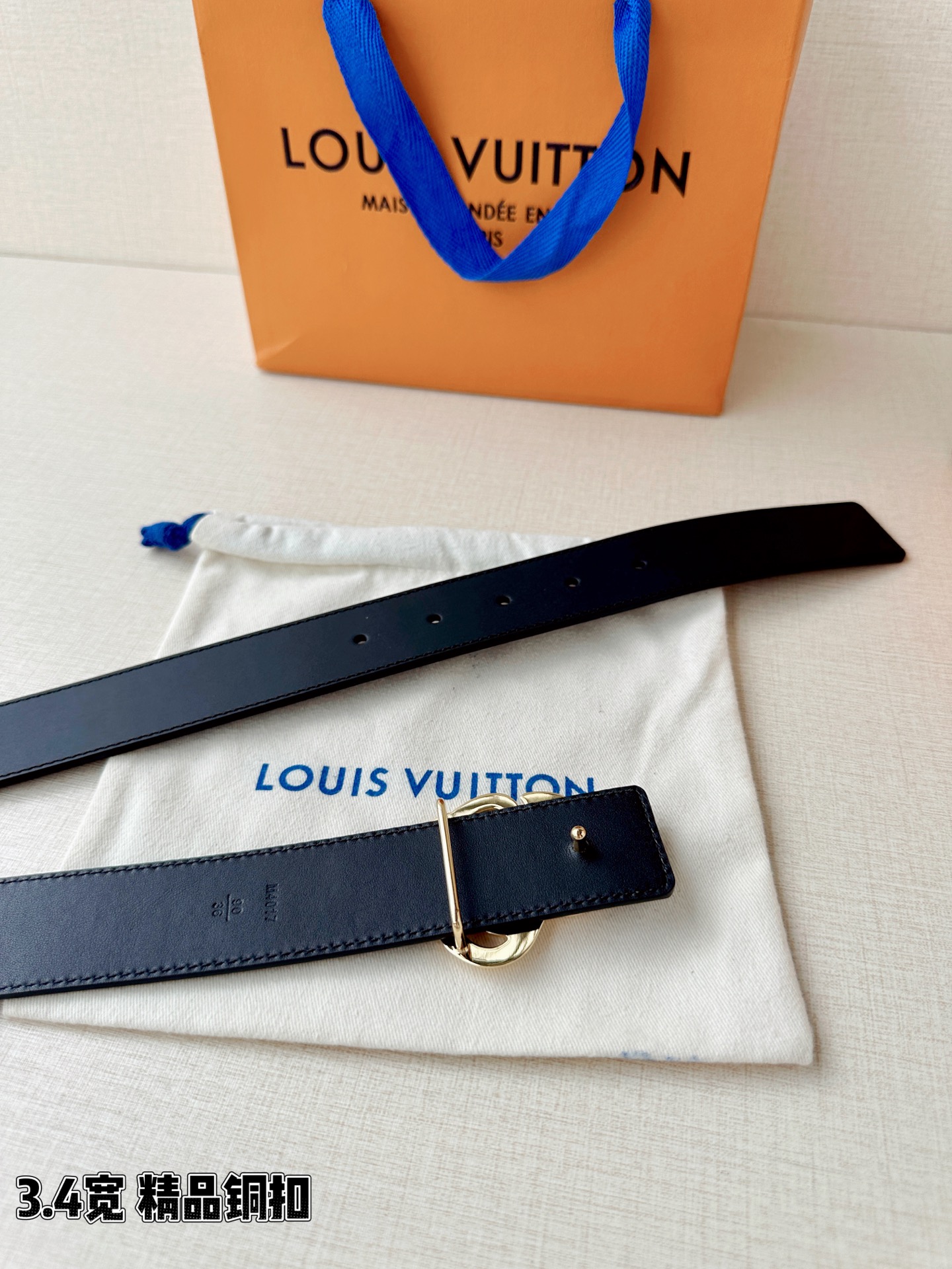3.4宽 LV Dynasty 双面腰带选用光滑皮革塑造正反两面，以耀目黄铜搭扣呈现 L 和 V 字母的