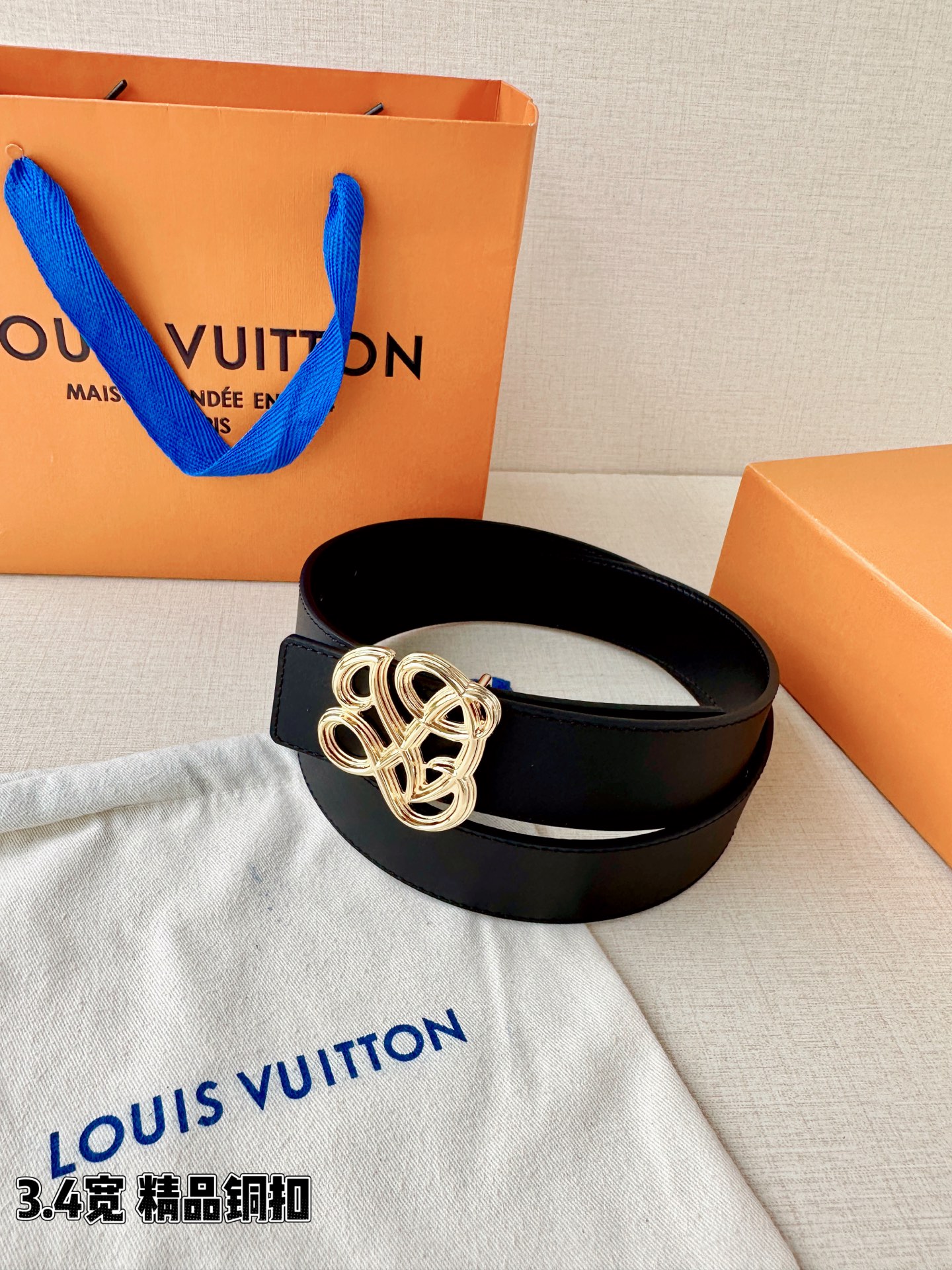 3.4宽 LV Dynasty 双面腰带选用光滑皮革塑造正反两面，以耀目黄铜搭扣呈现 L 和 V 字母的