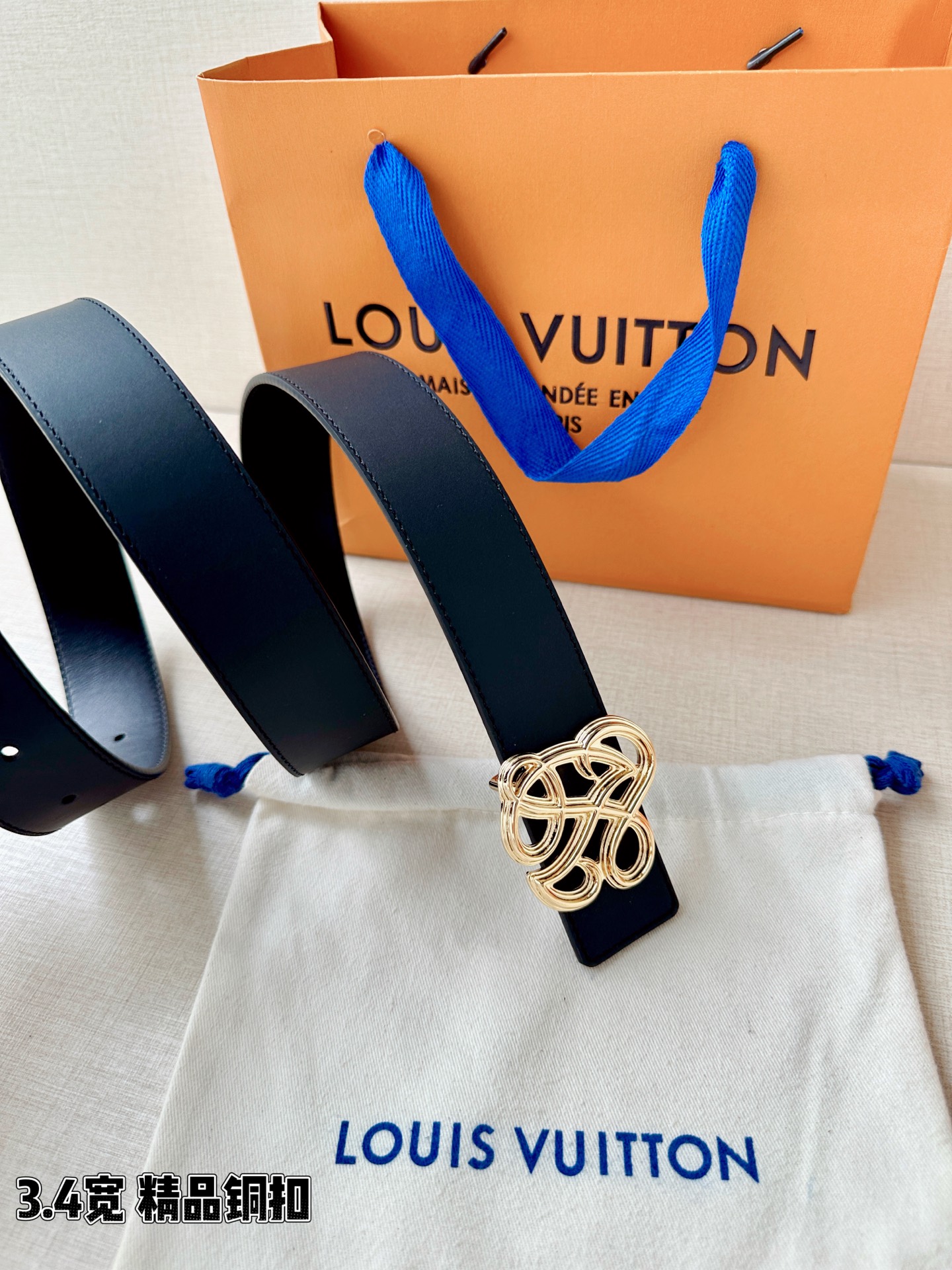 3.4宽 LV Dynasty 双面腰带选用光滑皮革塑造正反两面，以耀目黄铜搭扣呈现 L 和 V 字母的