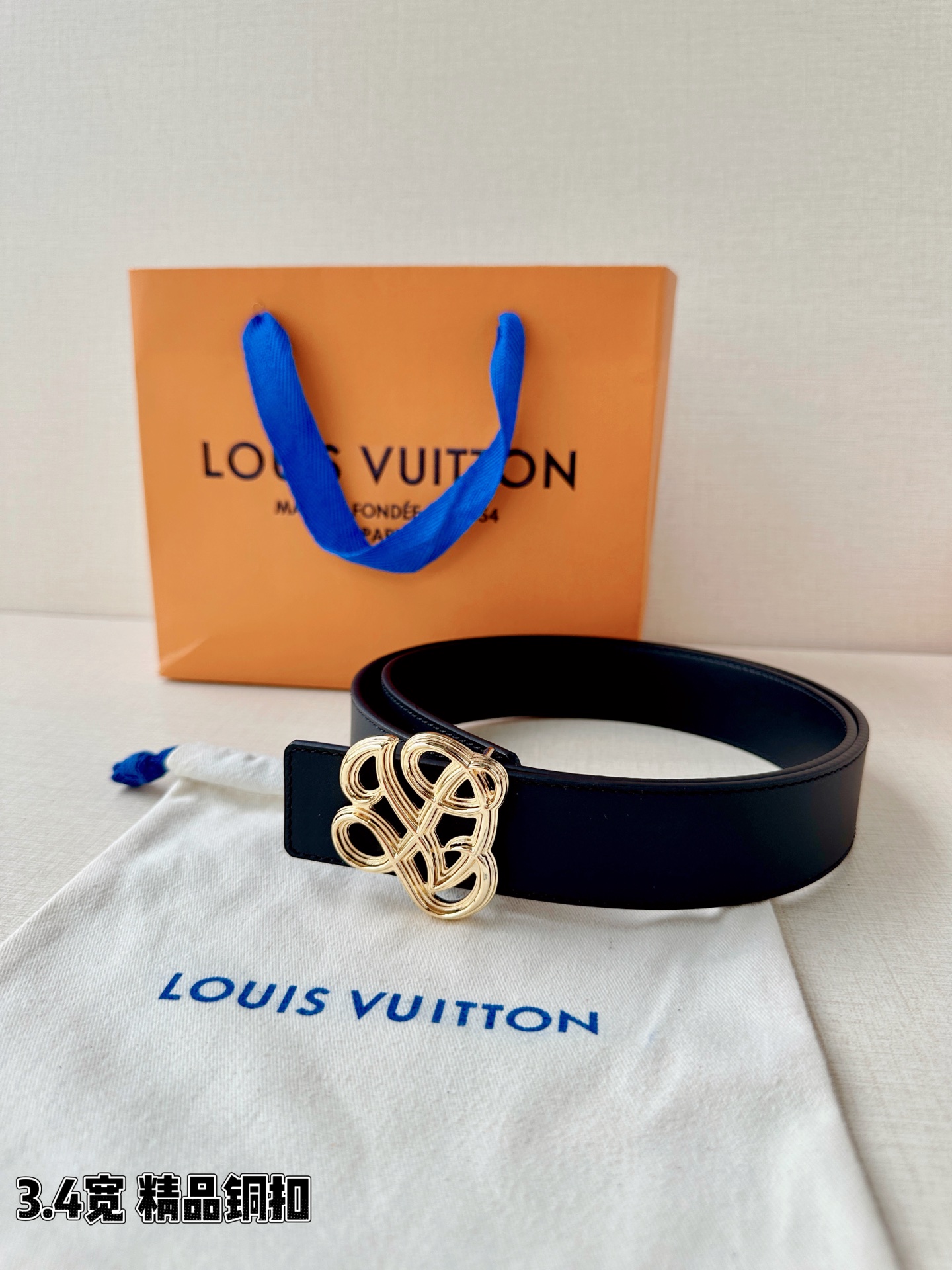 3.4宽 LV Dynasty 双面腰带选用光滑皮革塑造正反两面，以耀目黄铜搭扣呈现 L 和 V 字母的