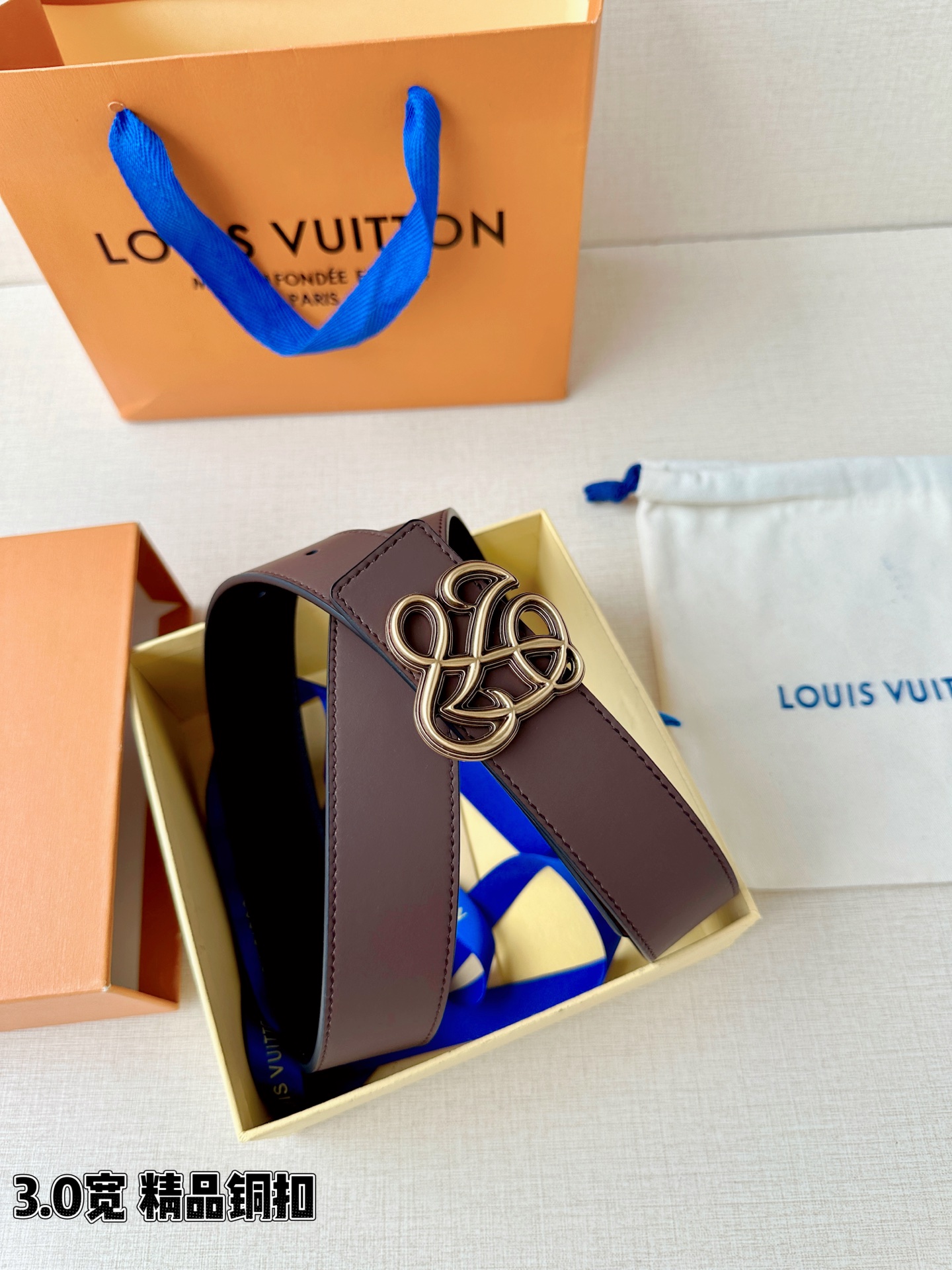 3.4宽 LV Dynasty 双面腰带选用光滑皮革塑造正反两面，以耀目黄铜搭扣呈现 L 和 V 字母的