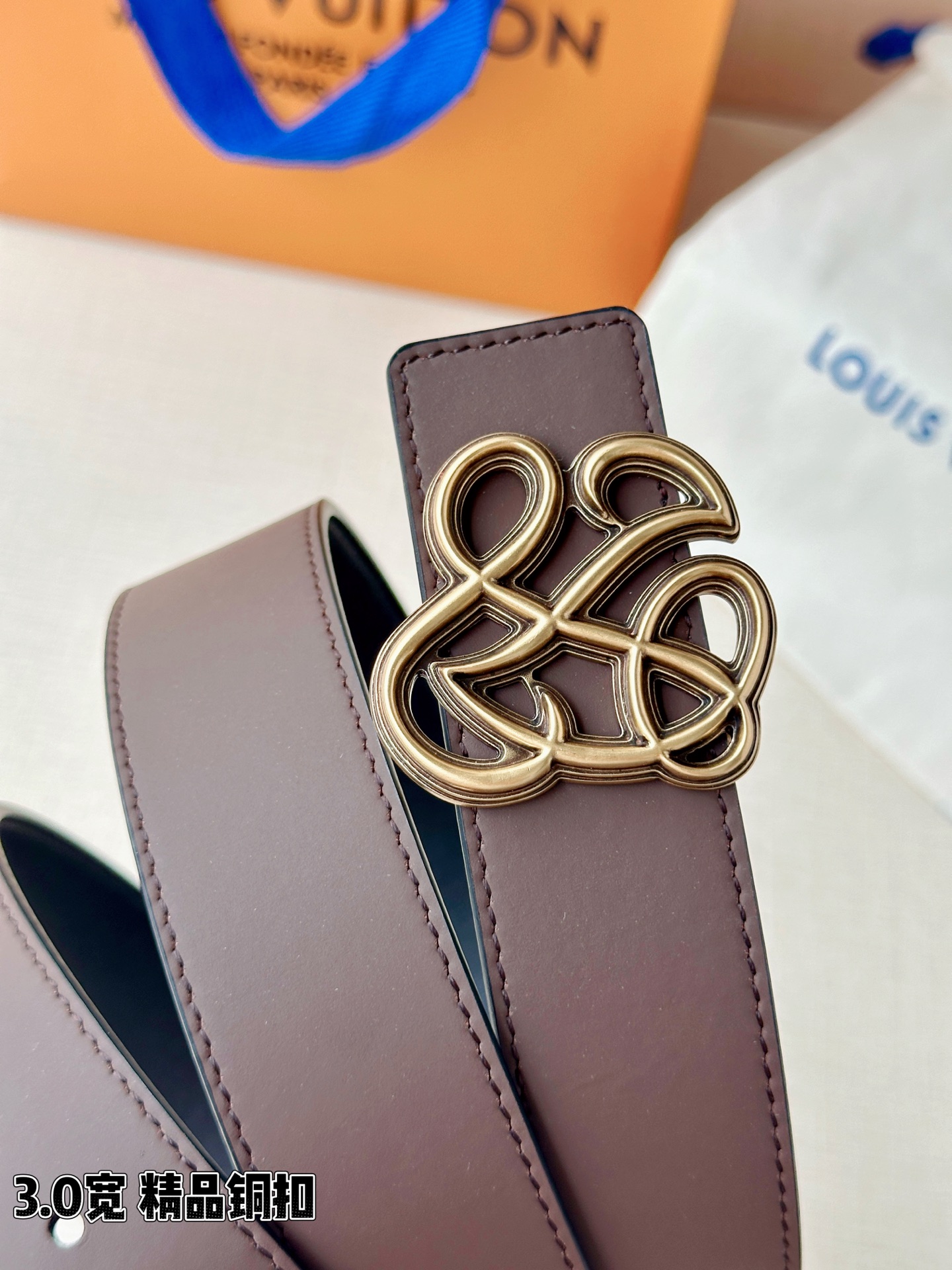 3.4宽 LV Dynasty 双面腰带选用光滑皮革塑造正反两面，以耀目黄铜搭扣呈现 L 和 V 字母的