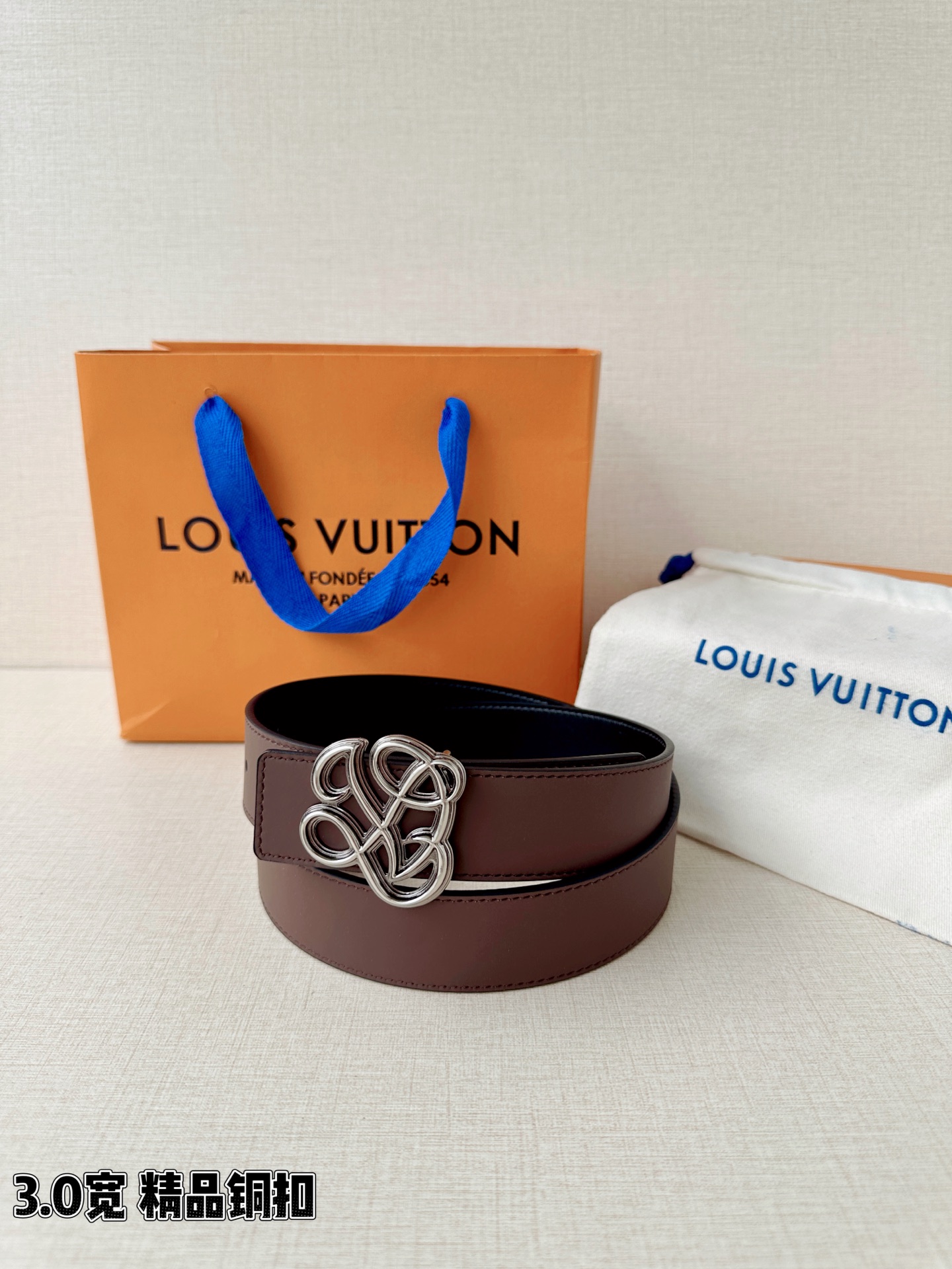 3.4宽 LV Dynasty 双面腰带选用光滑皮革塑造正反两面，以耀目黄铜搭扣呈现 L 和 V 字母的