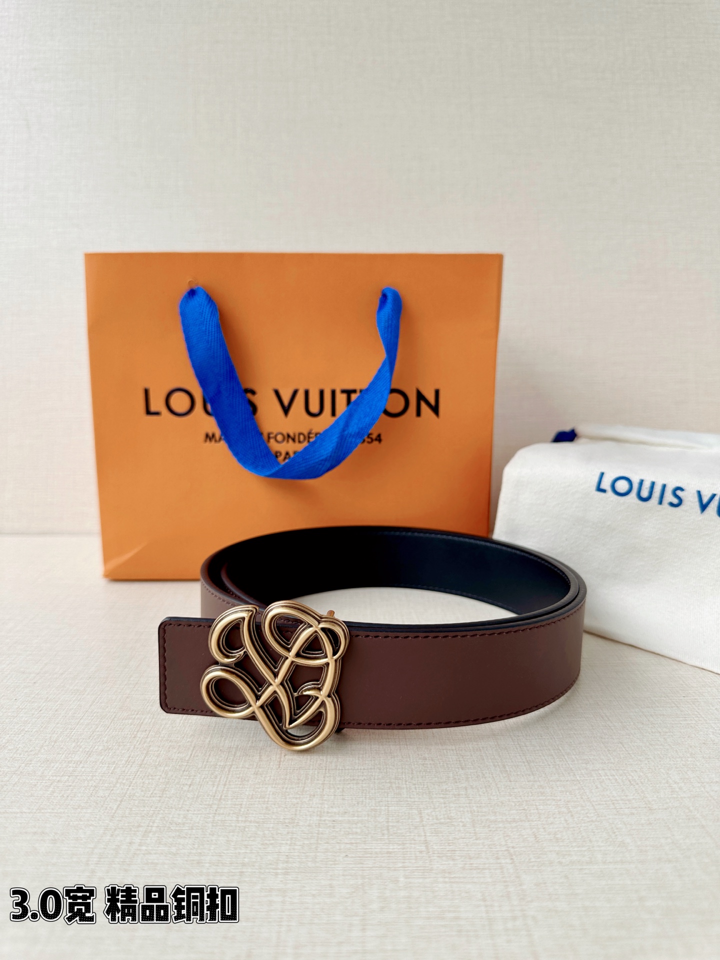 3.4宽 LV Dynasty 双面腰带选用光滑皮革塑造正反两面，以耀目黄铜搭扣呈现 L 和 V 字母的