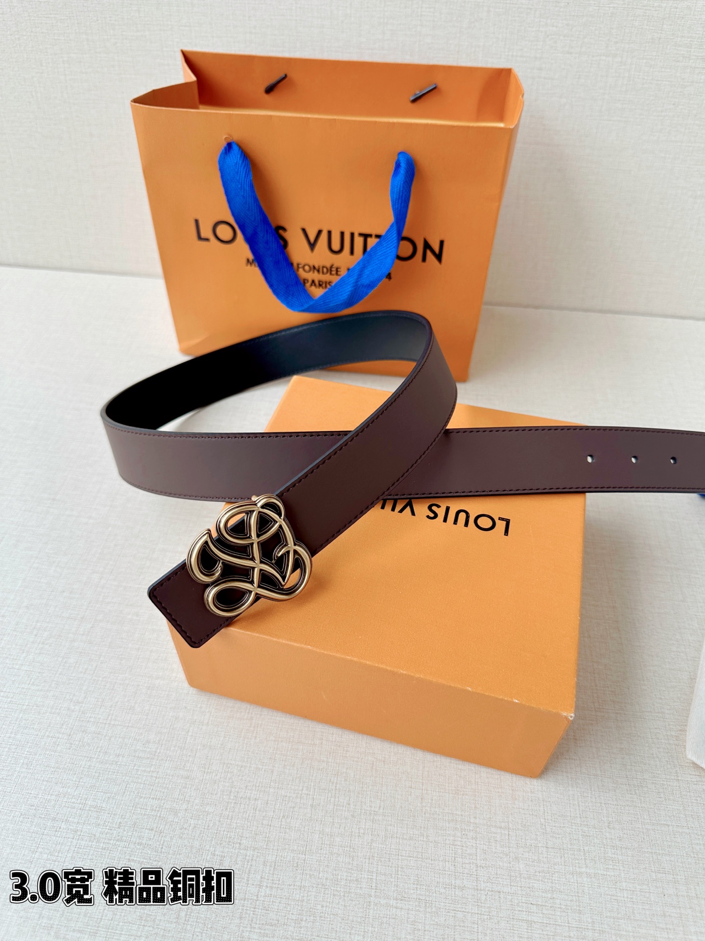 3.4宽 LV Dynasty 双面腰带选用光滑皮革塑造正反两面，以耀目黄铜搭扣呈现 L 和 V 字母的