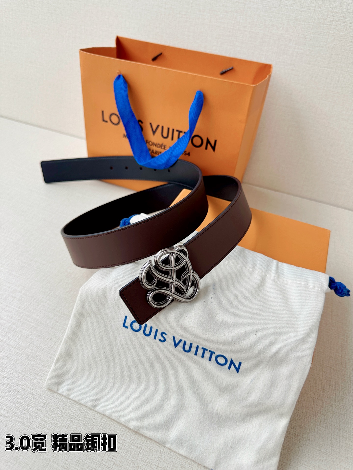 3.4宽 LV Dynasty 双面腰带选用光滑皮革塑造正反两面，以耀目黄铜搭扣呈现 L 和 V 字母的